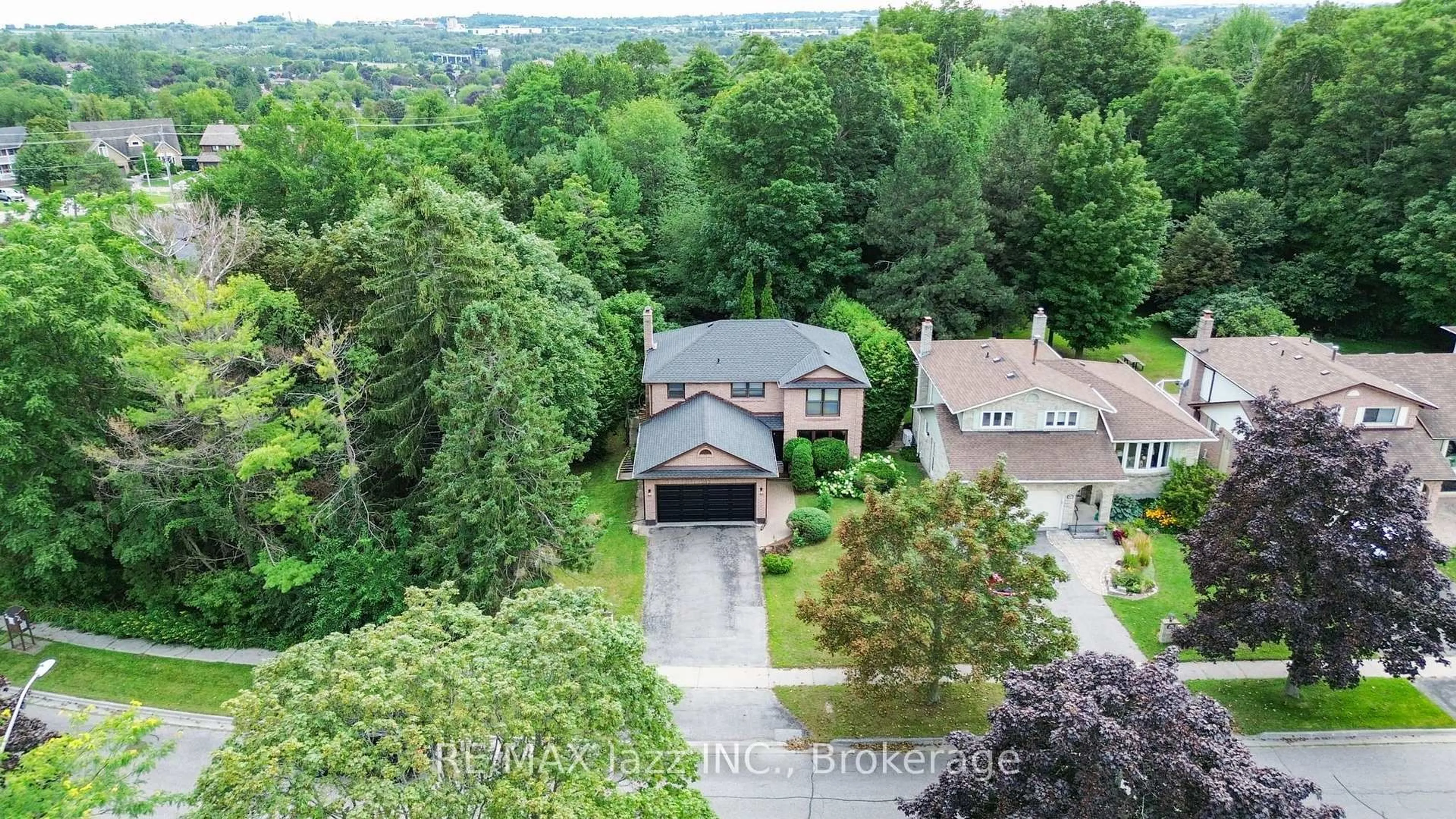A pic from outside/outdoor area/front of a property/back of a property/a pic from drone, street for 262 Athabasca St, Oshawa Ontario L1H 8E4