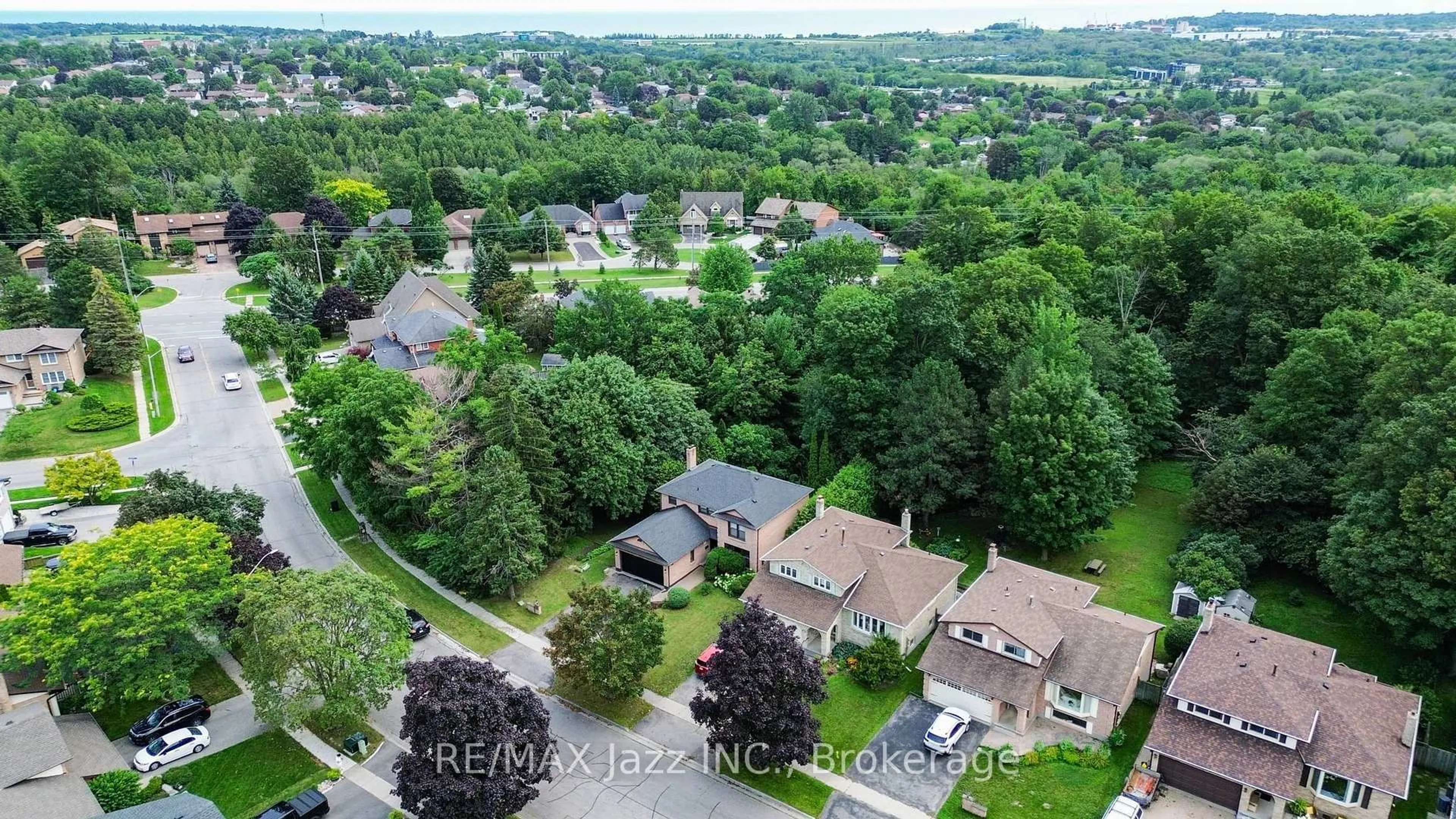 A pic from outside/outdoor area/front of a property/back of a property/a pic from drone, street for 262 Athabasca St, Oshawa Ontario L1H 8E4