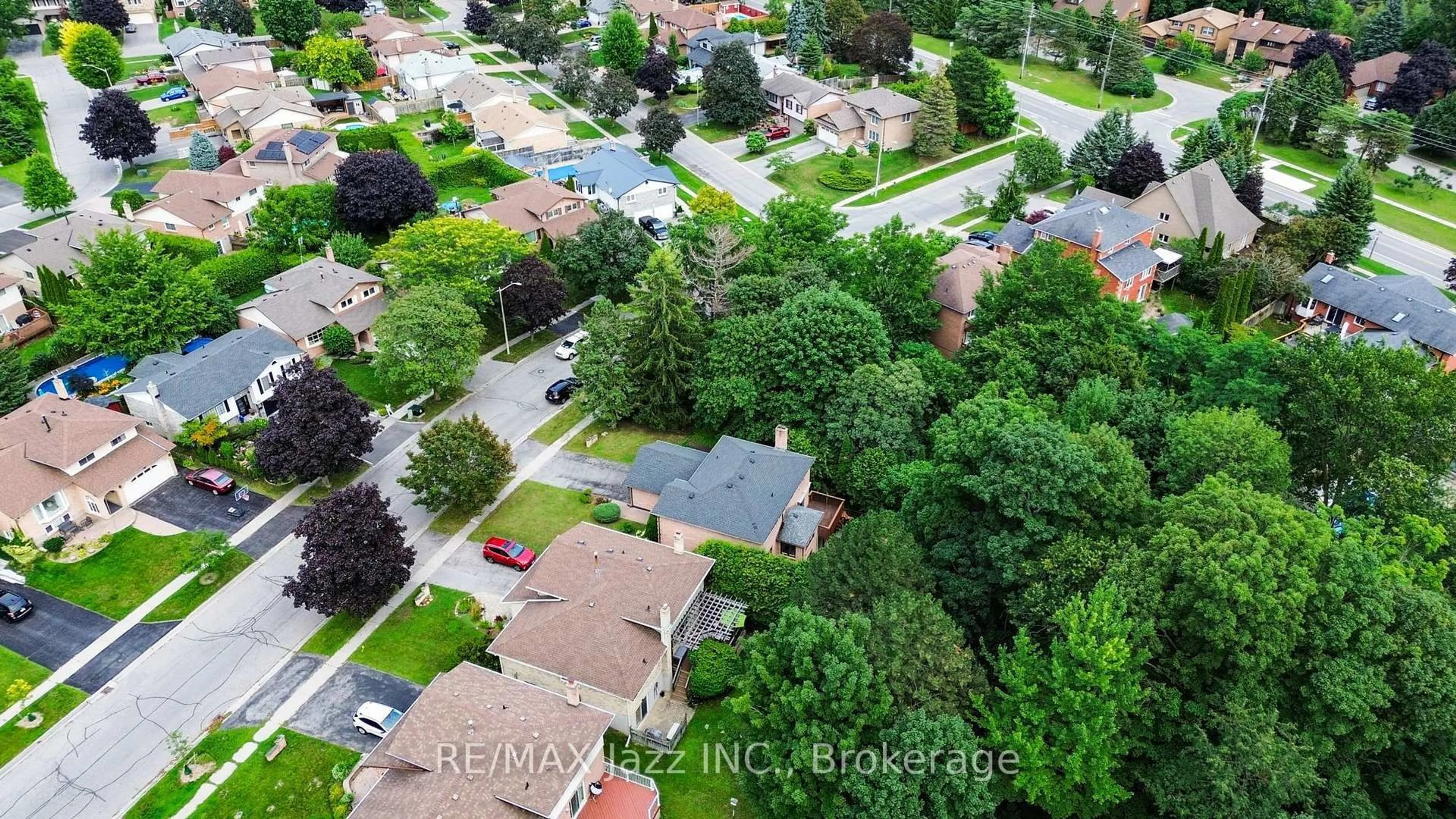 A pic from outside/outdoor area/front of a property/back of a property/a pic from drone, street for 262 Athabasca St, Oshawa Ontario L1H 8E4