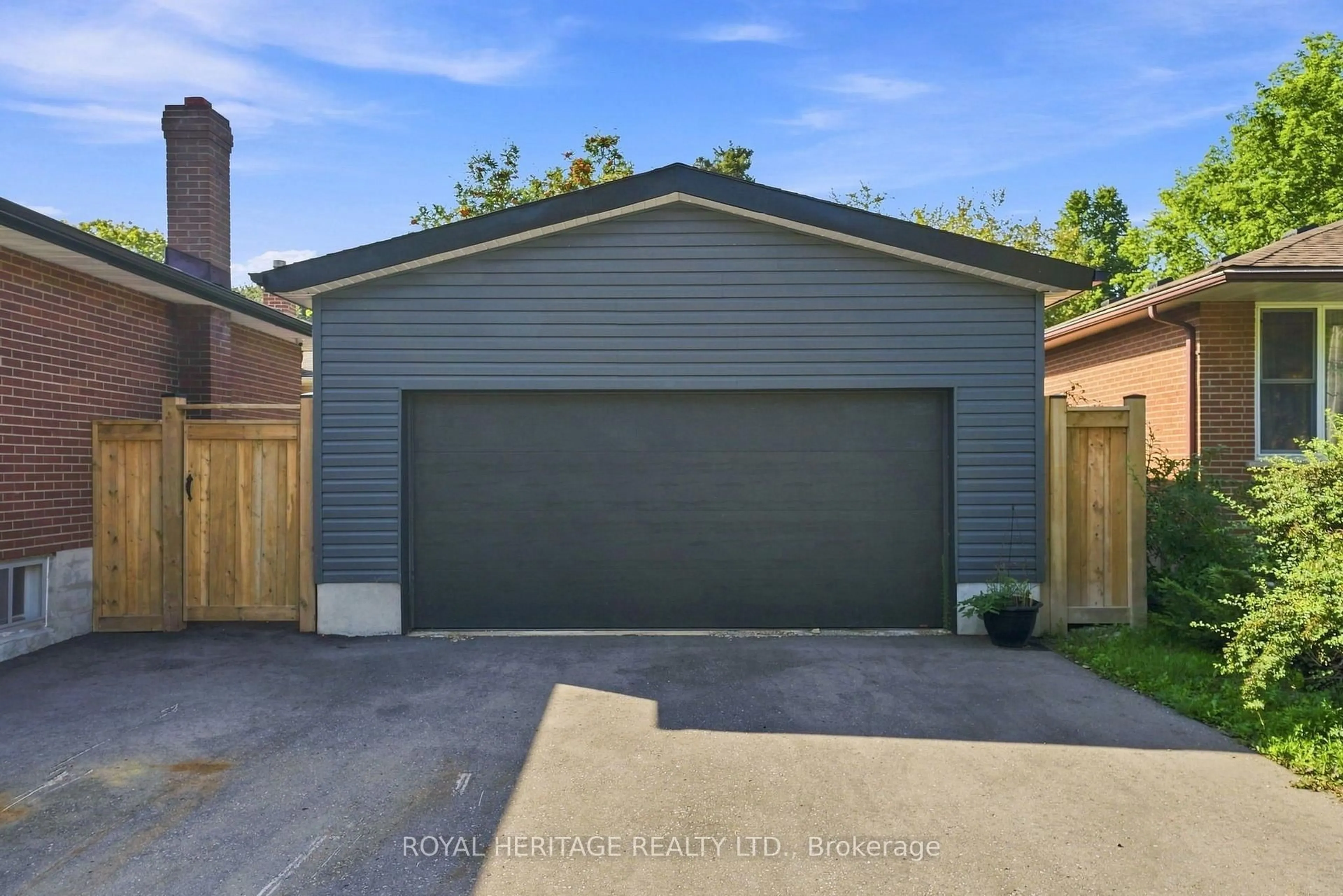 Indoor garage for 471 Rossland Rd, Oshawa Ontario L1G 2X3