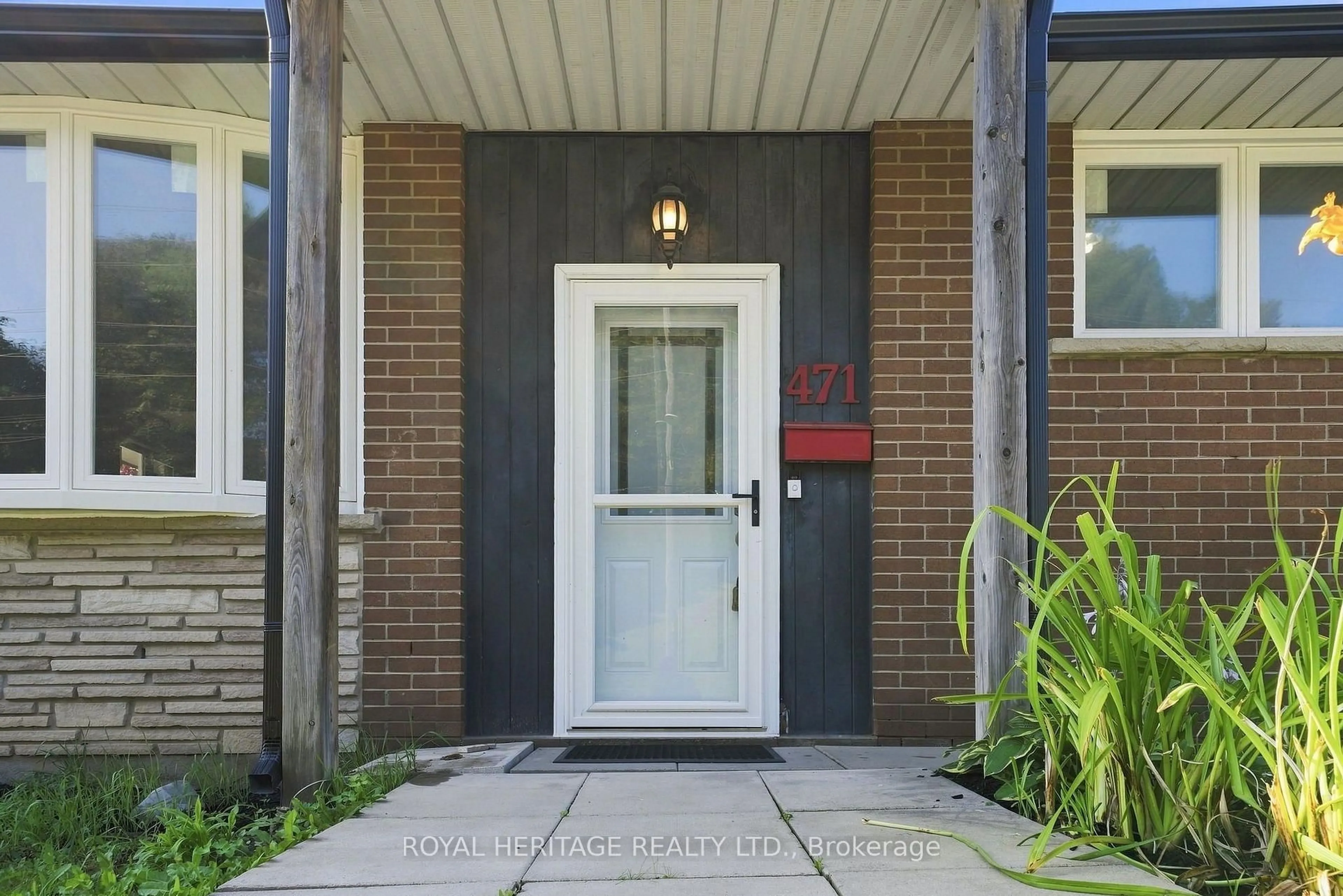 Indoor entryway for 471 Rossland Rd, Oshawa Ontario L1G 2X3