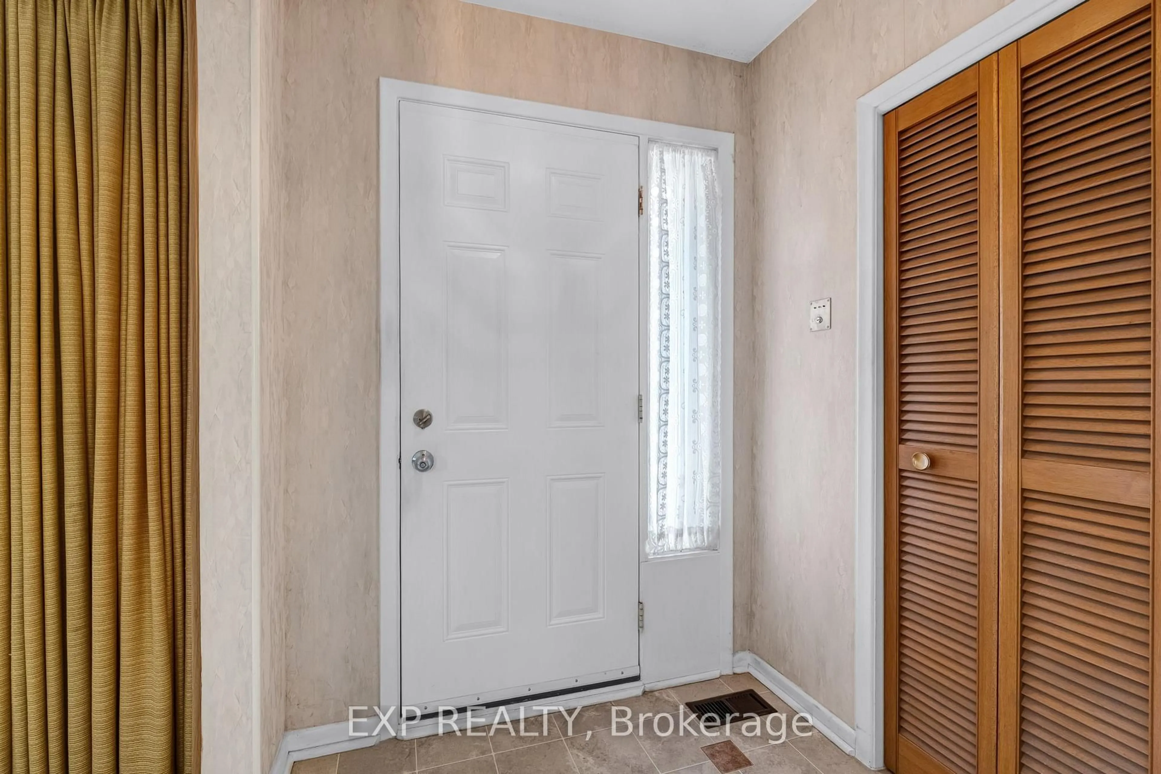 Indoor entryway for 20 Marlena Dr, Toronto Ontario M1E 2Z1
