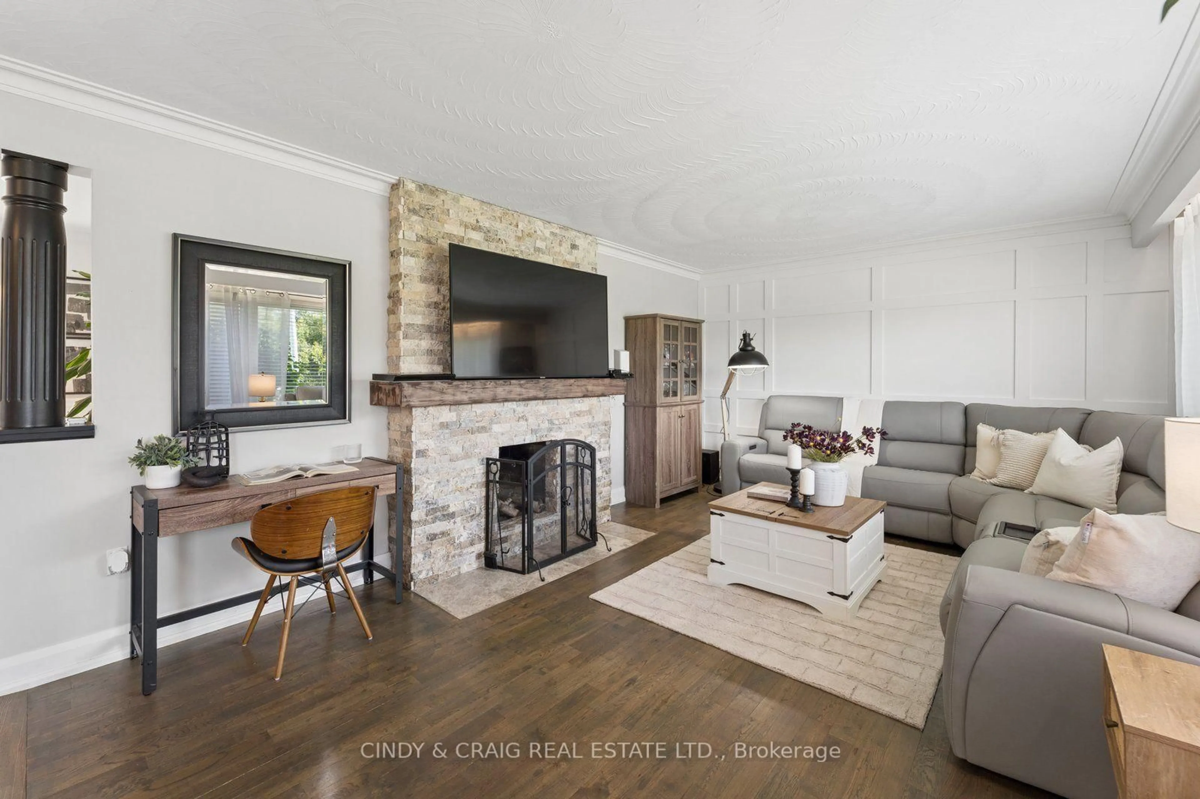 Living room with furniture, unknown for 1707 Highway 2 Rd, Clarington Ontario L1E 0A3