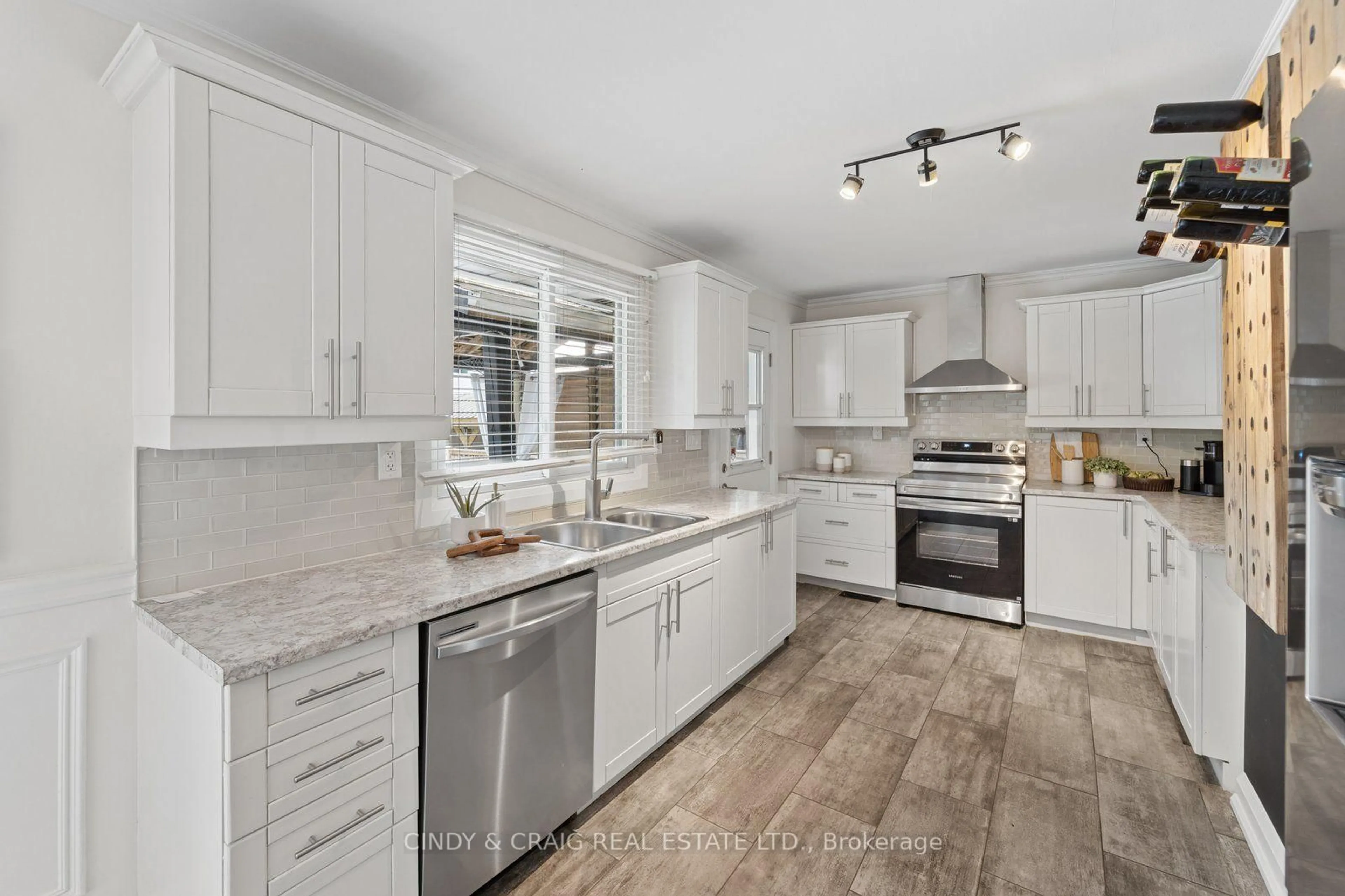 Open concept kitchen, ceramic/tile floor for 1707 Highway 2 Rd, Clarington Ontario L1E 0A3