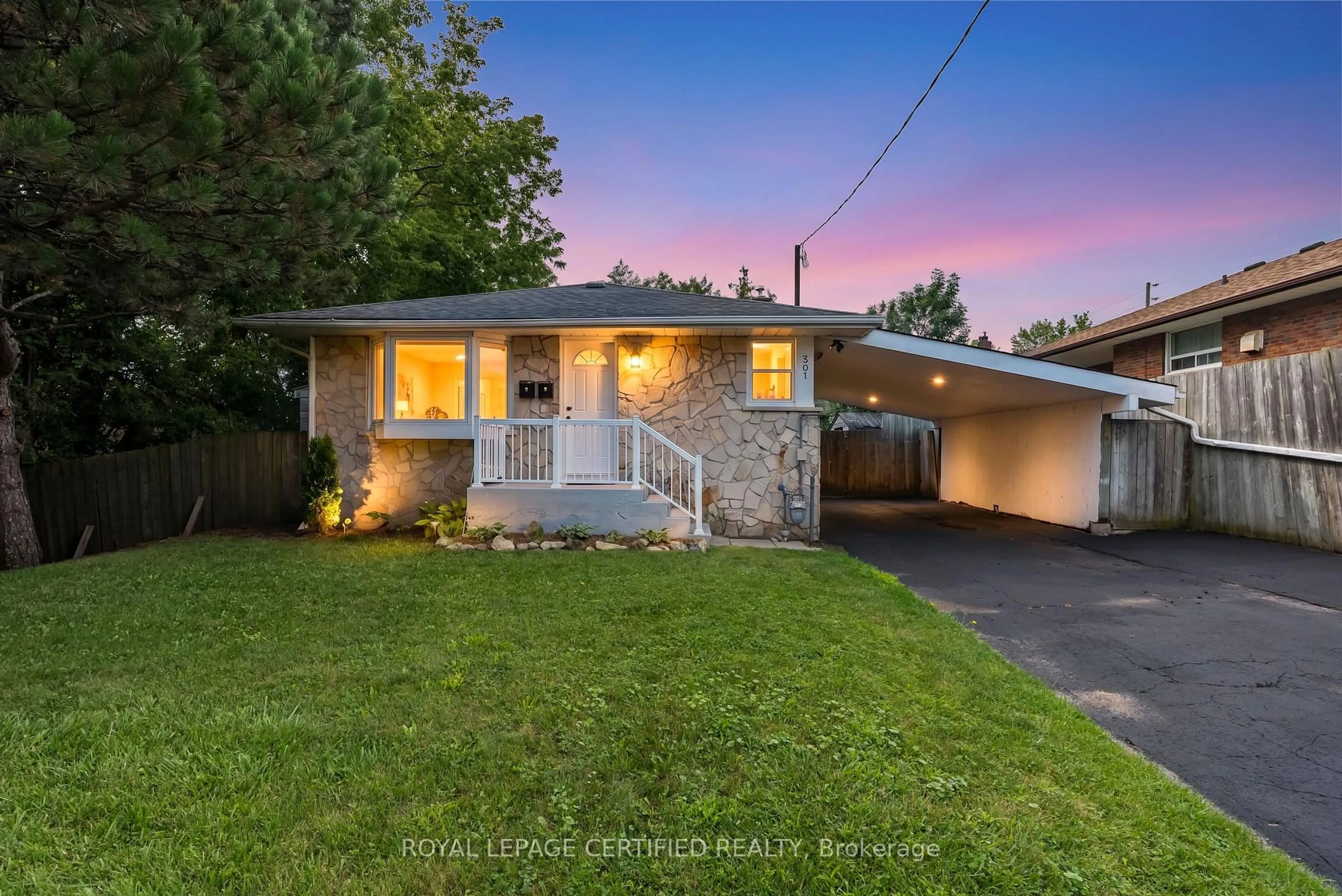 A pic from outside/outdoor area/front of a property/back of a property/a pic from drone, street for 301 Geneva Ave, Oshawa Ontario L1J 1L9