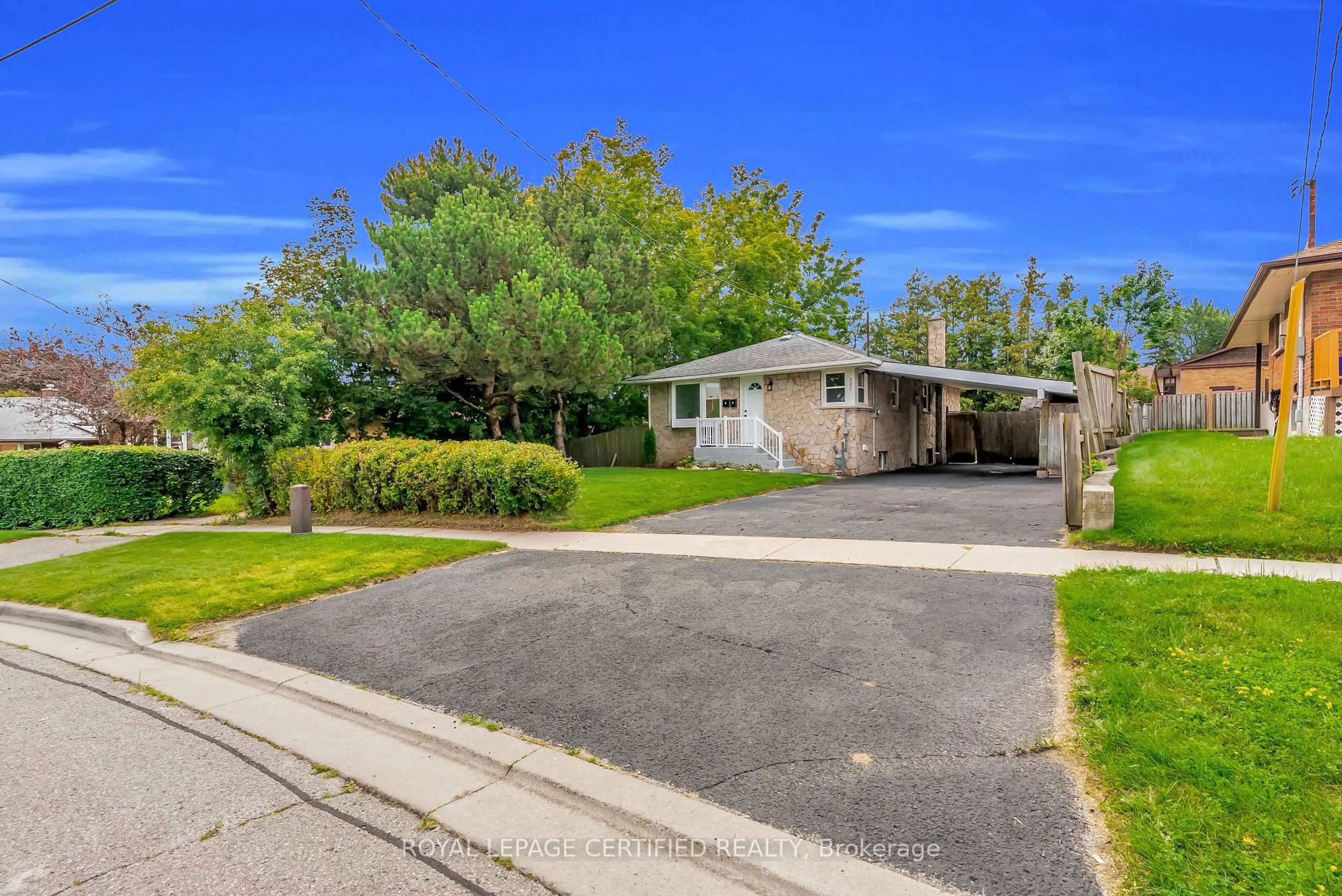 A pic from outside/outdoor area/front of a property/back of a property/a pic from drone, street for 301 Geneva Ave, Oshawa Ontario L1J 1L9
