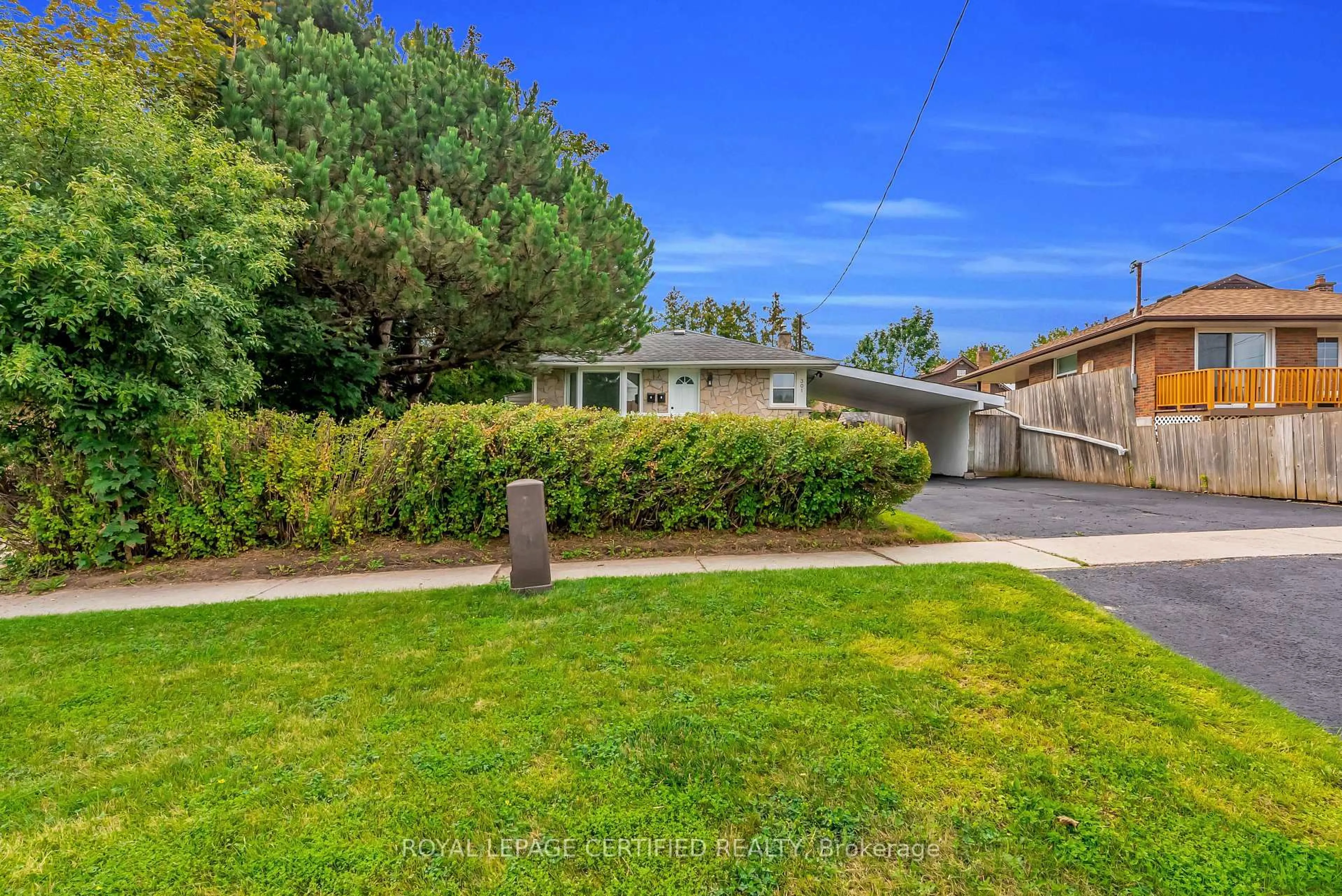 A pic from outside/outdoor area/front of a property/back of a property/a pic from drone, street for 301 Geneva Ave, Oshawa Ontario L1J 1L9