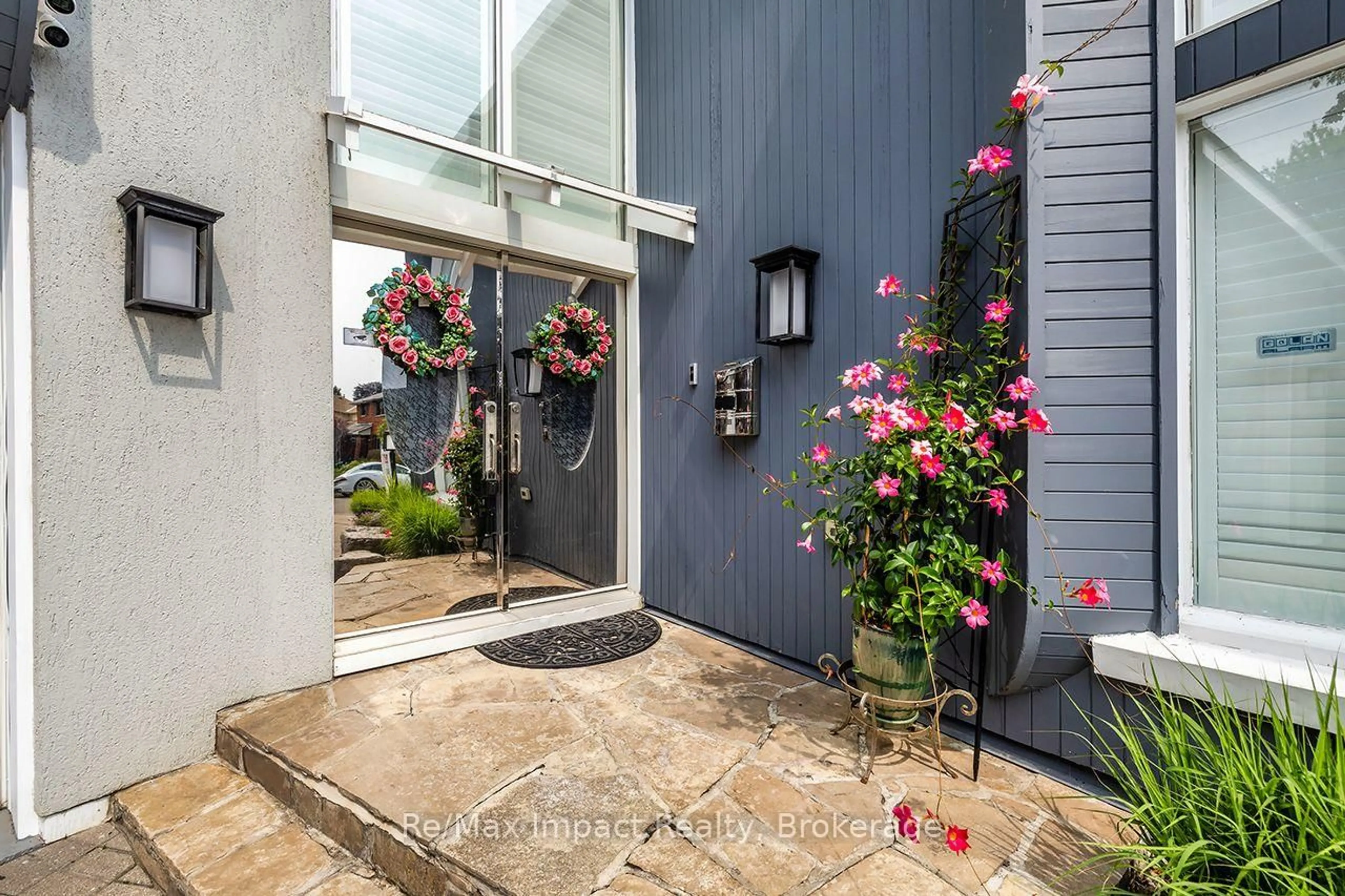 Indoor entryway for 1410 Manitou Dr, Oshawa Ontario L1G 7P7