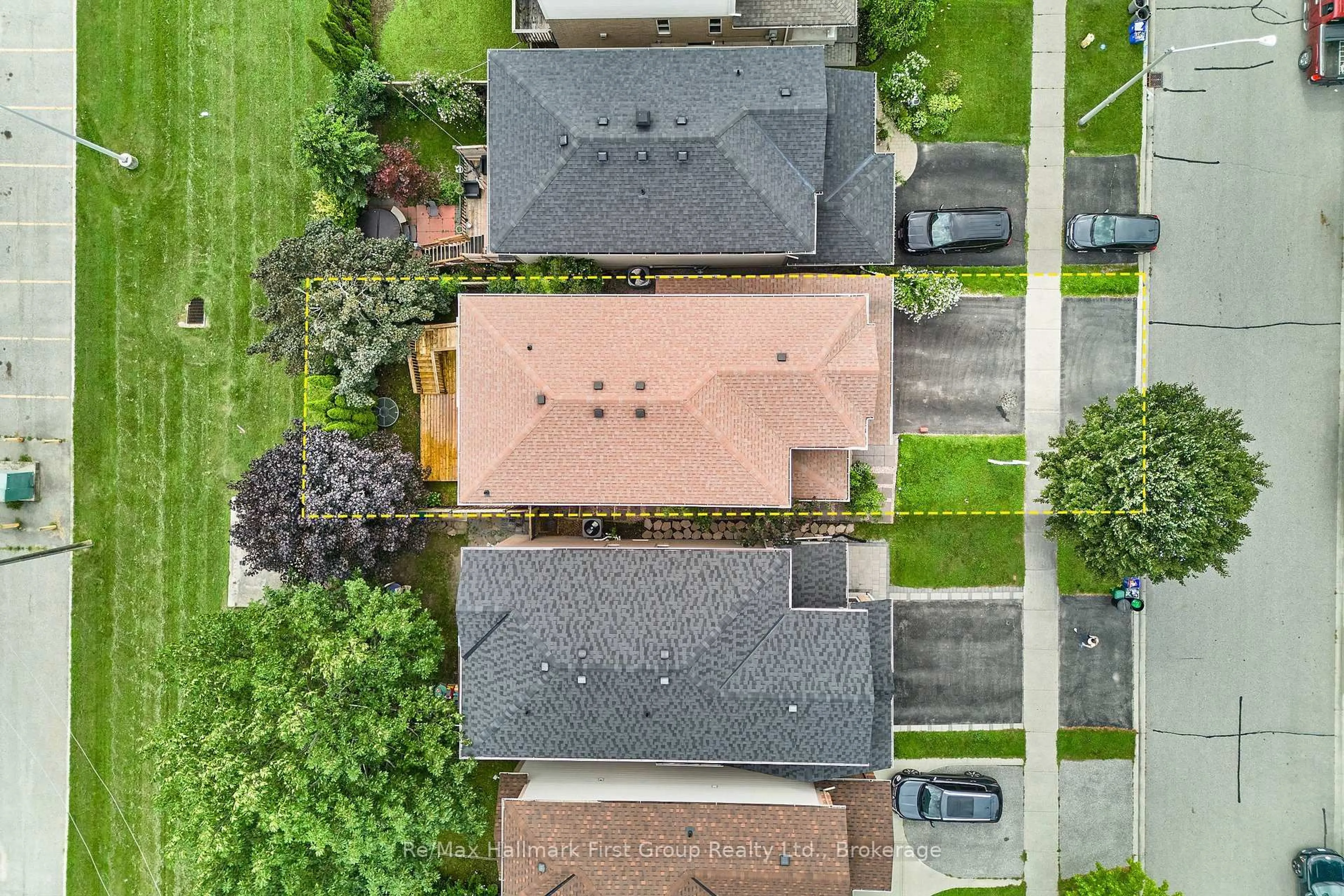 A pic from outside/outdoor area/front of a property/back of a property/a pic from drone, street for 93 Trudeau Dr, Clarington Ontario L1C 5K5