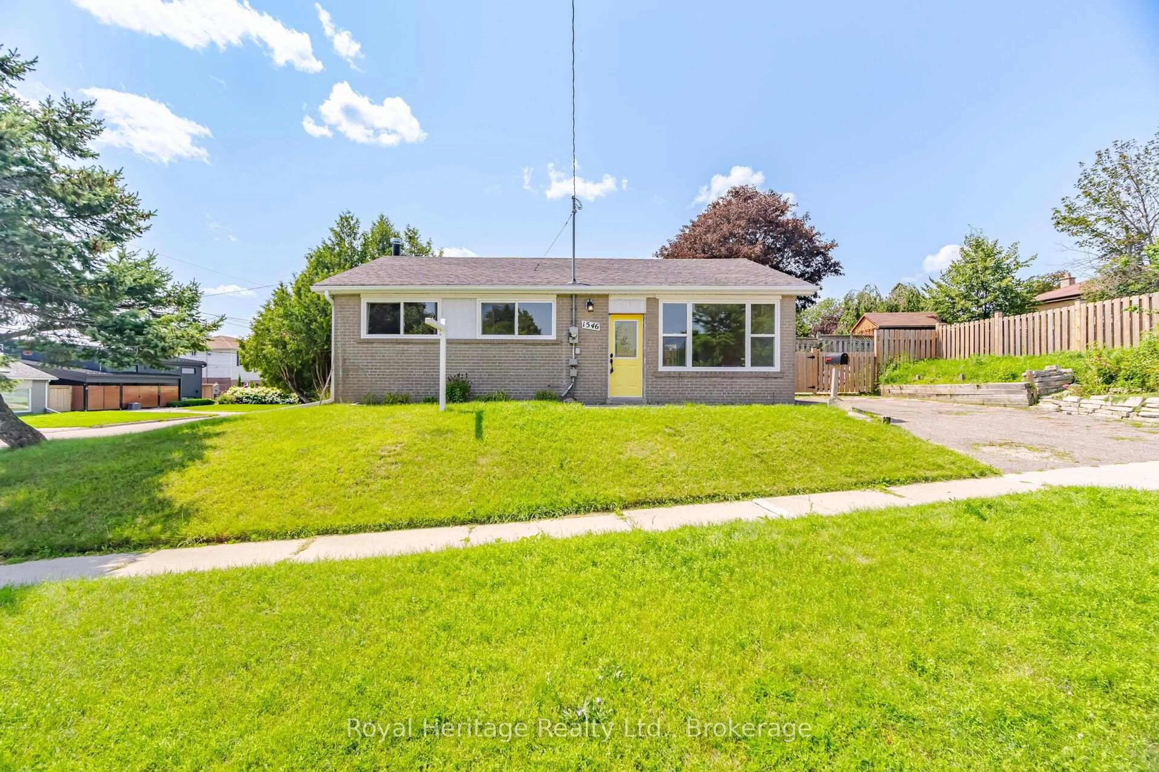 Home with vinyl exterior material, street for 1546 Lakemount St, Oshawa Ontario L1J 3Y2