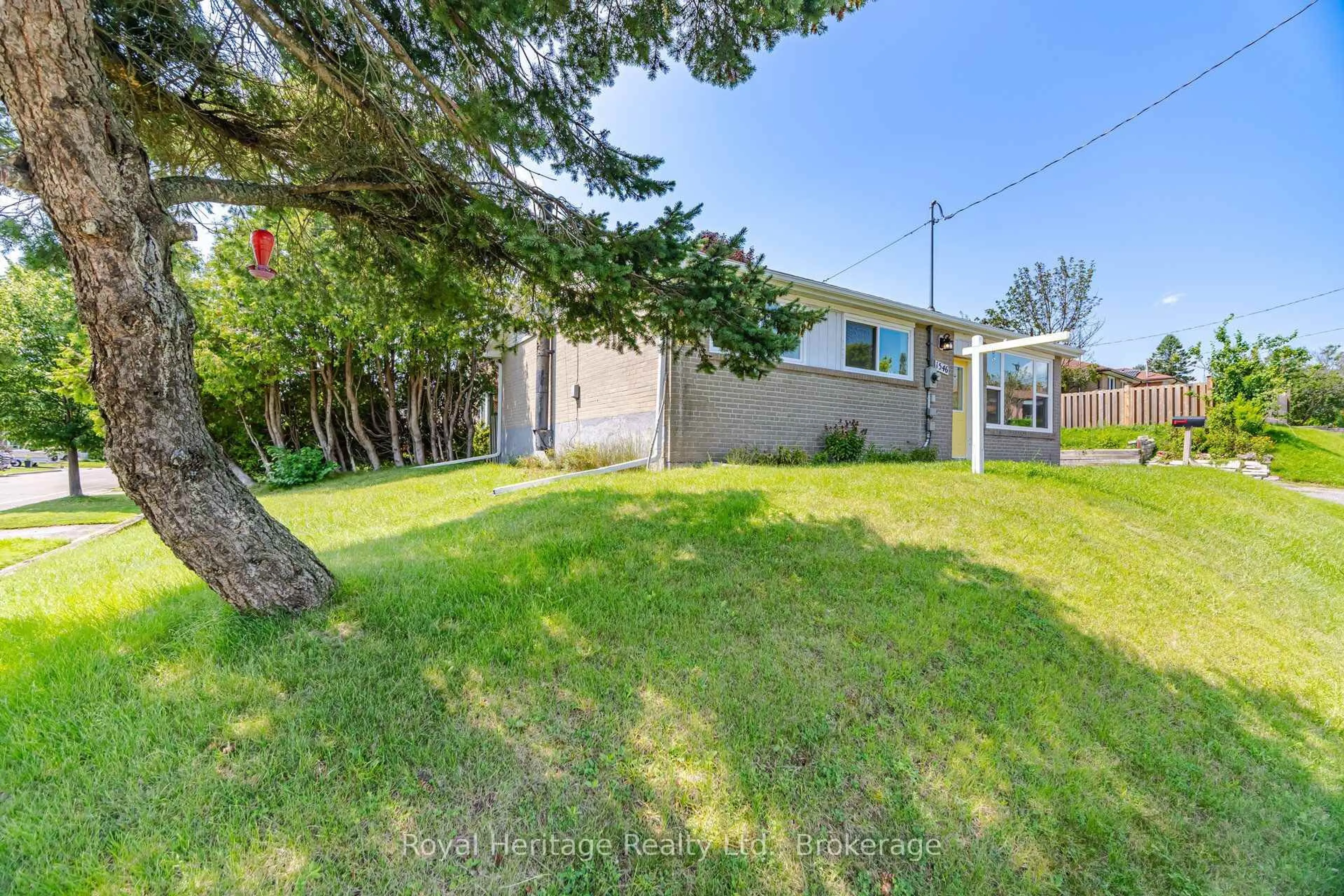 A pic from outside/outdoor area/front of a property/back of a property/a pic from drone, street for 1546 Lakemount St, Oshawa Ontario L1J 3Y2
