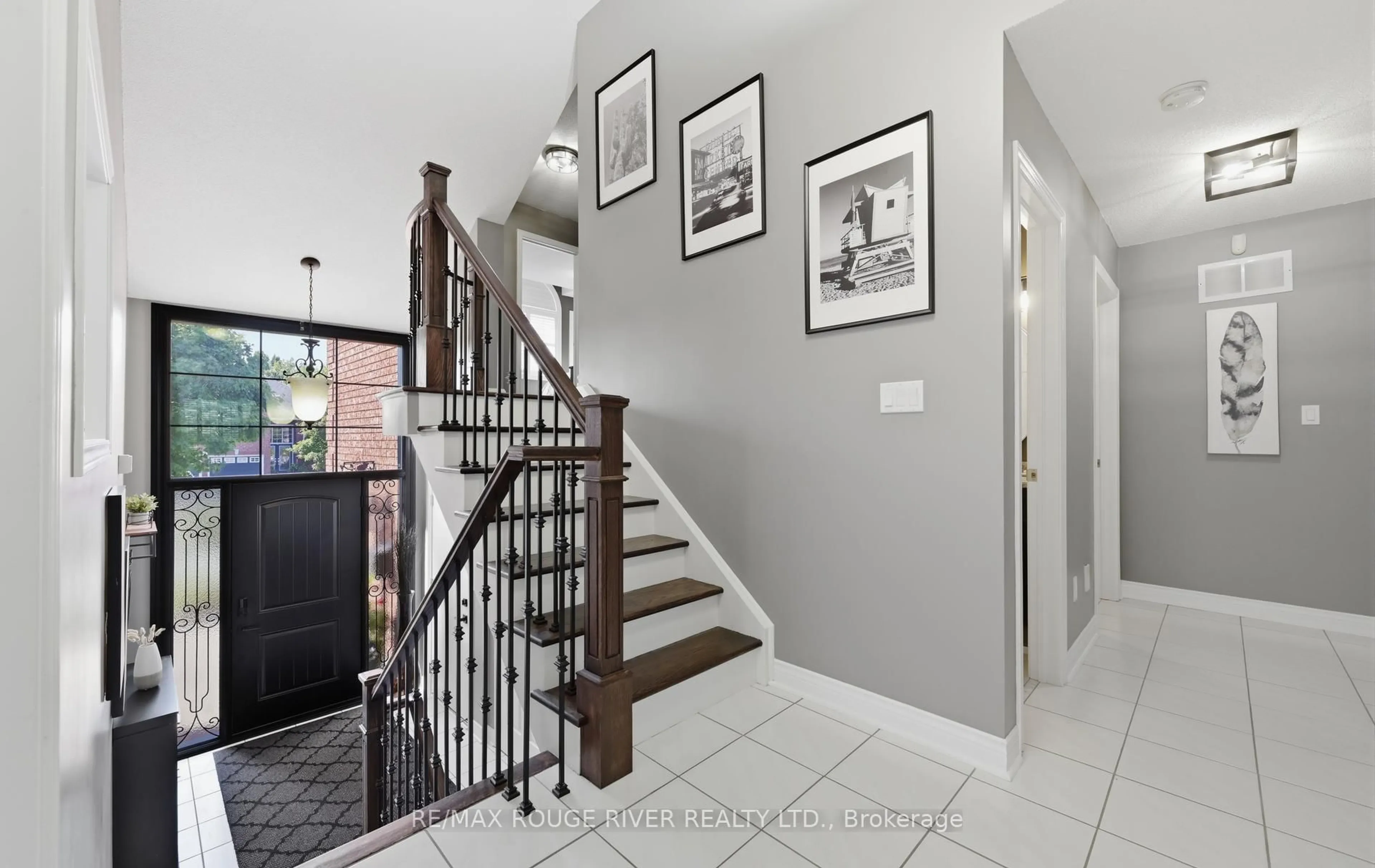 Indoor entryway for 32 Patrick Dr, Whitby Ontario L1R 2L2