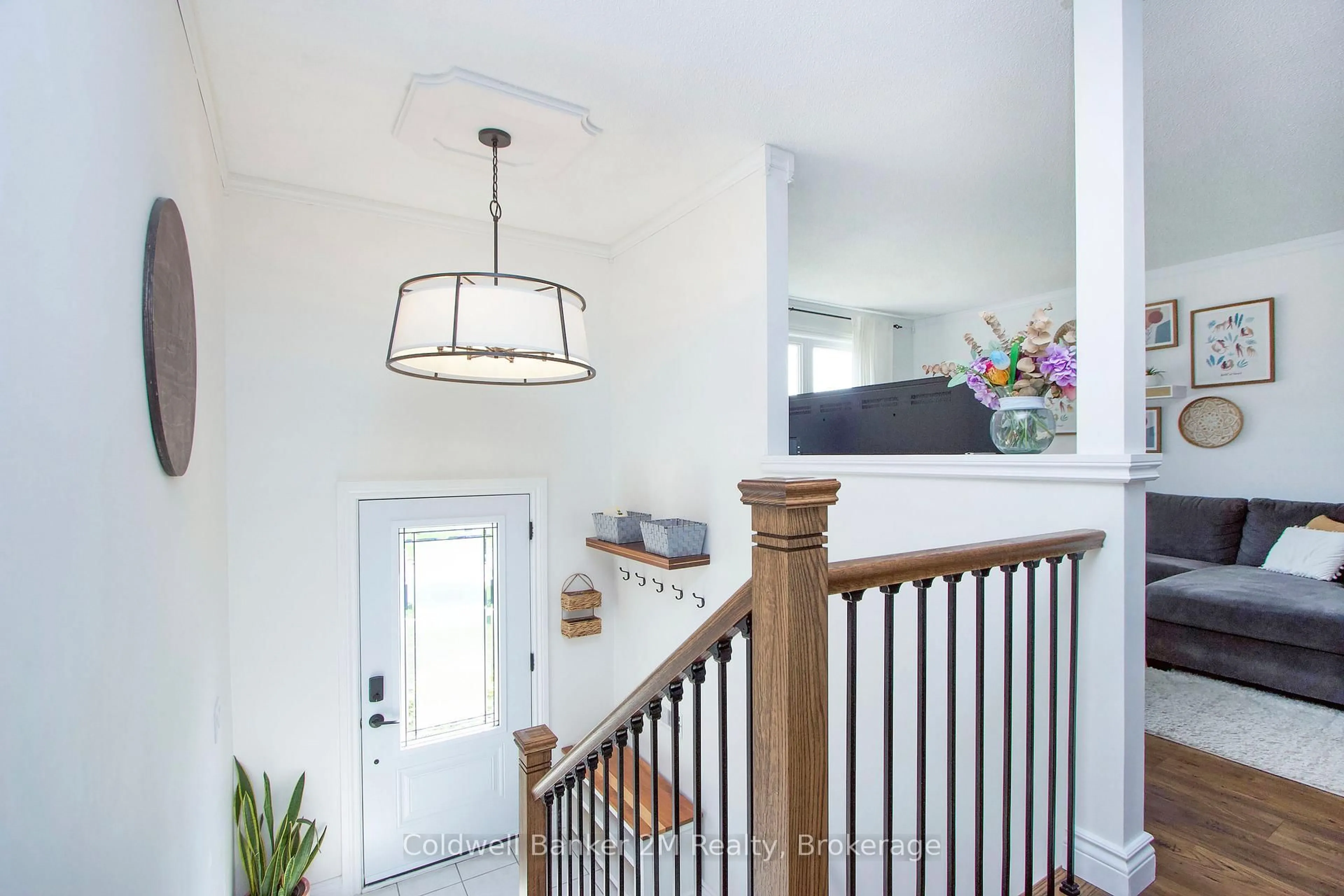 Indoor entryway for 842 Saint Anne Crt, Oshawa Ontario L1J 7N1