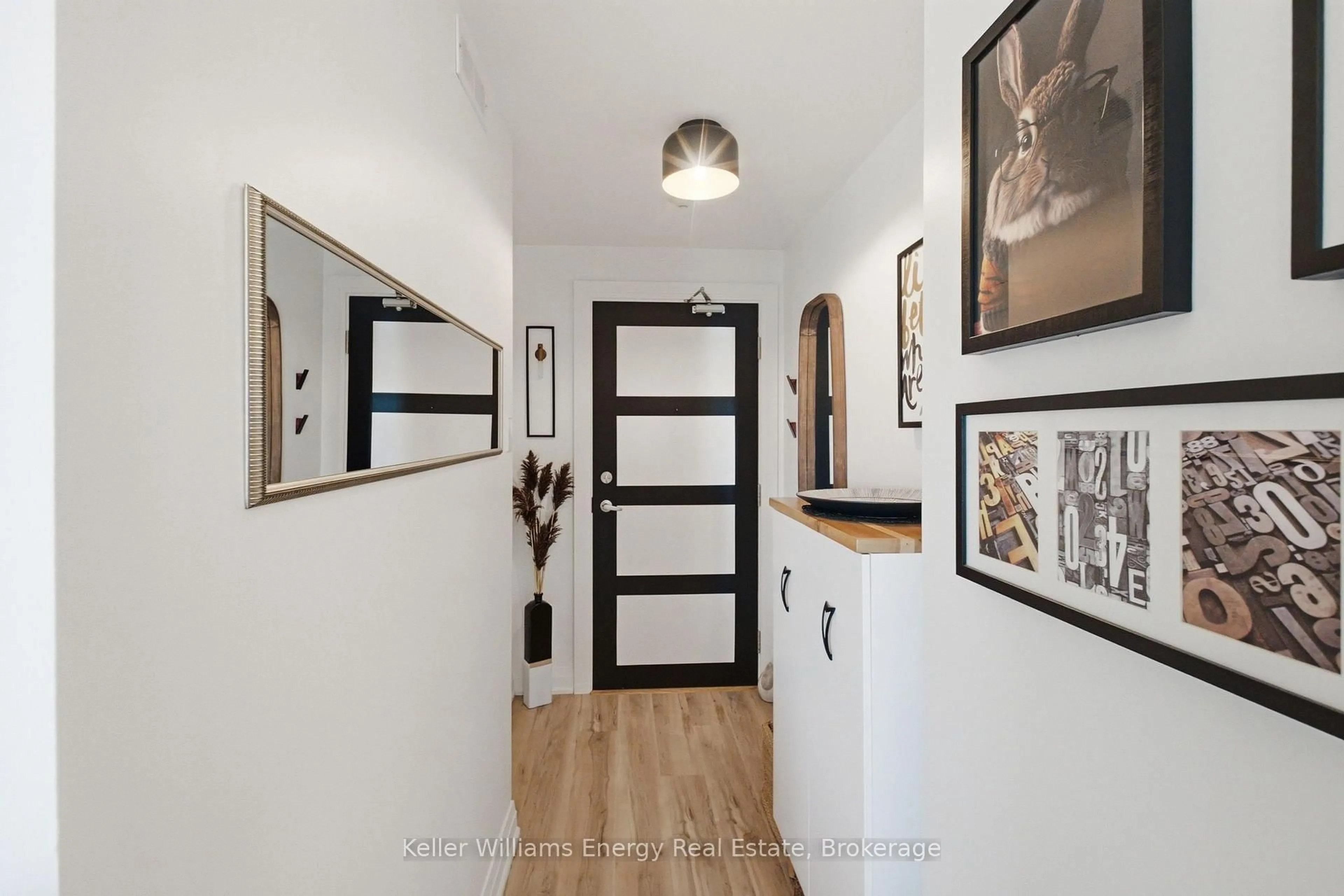 Indoor entryway for 395 LAKEBREEZE Dr #308, Clarington Ontario L1B 0A5
