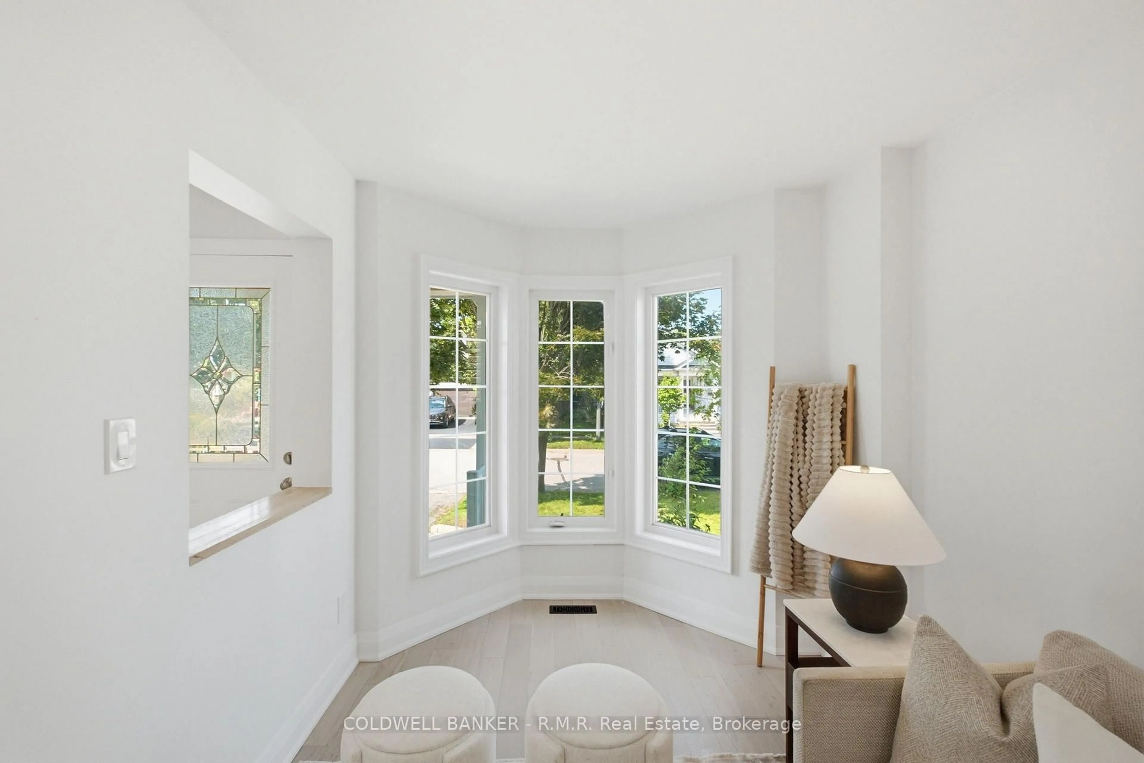 Indoor entryway for 15 Schooner Lane, Clarington Ontario L1B 1N5