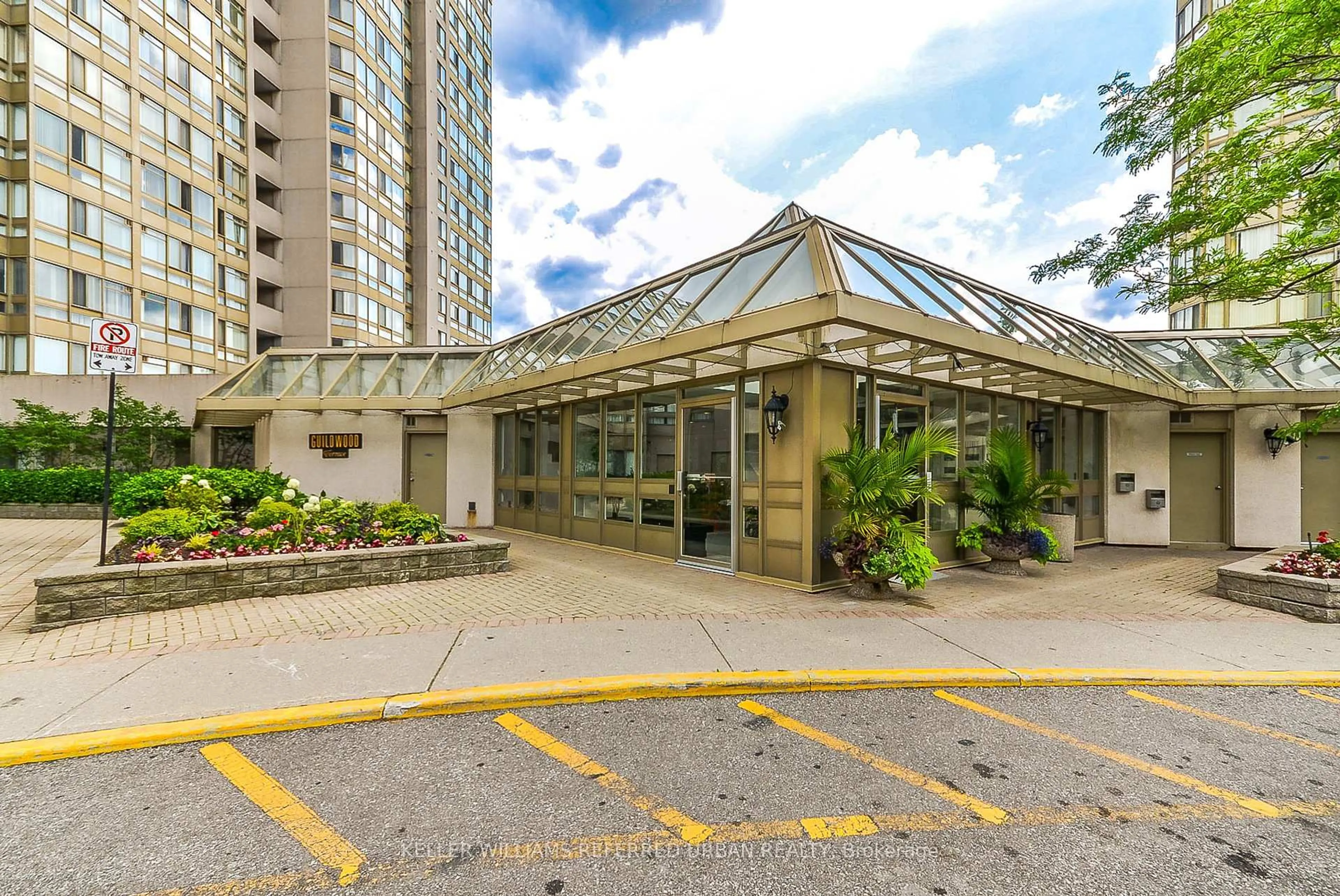 Indoor foyer for 3231 Eglinton Ave #1006B, Toronto Ontario M1J 3N5