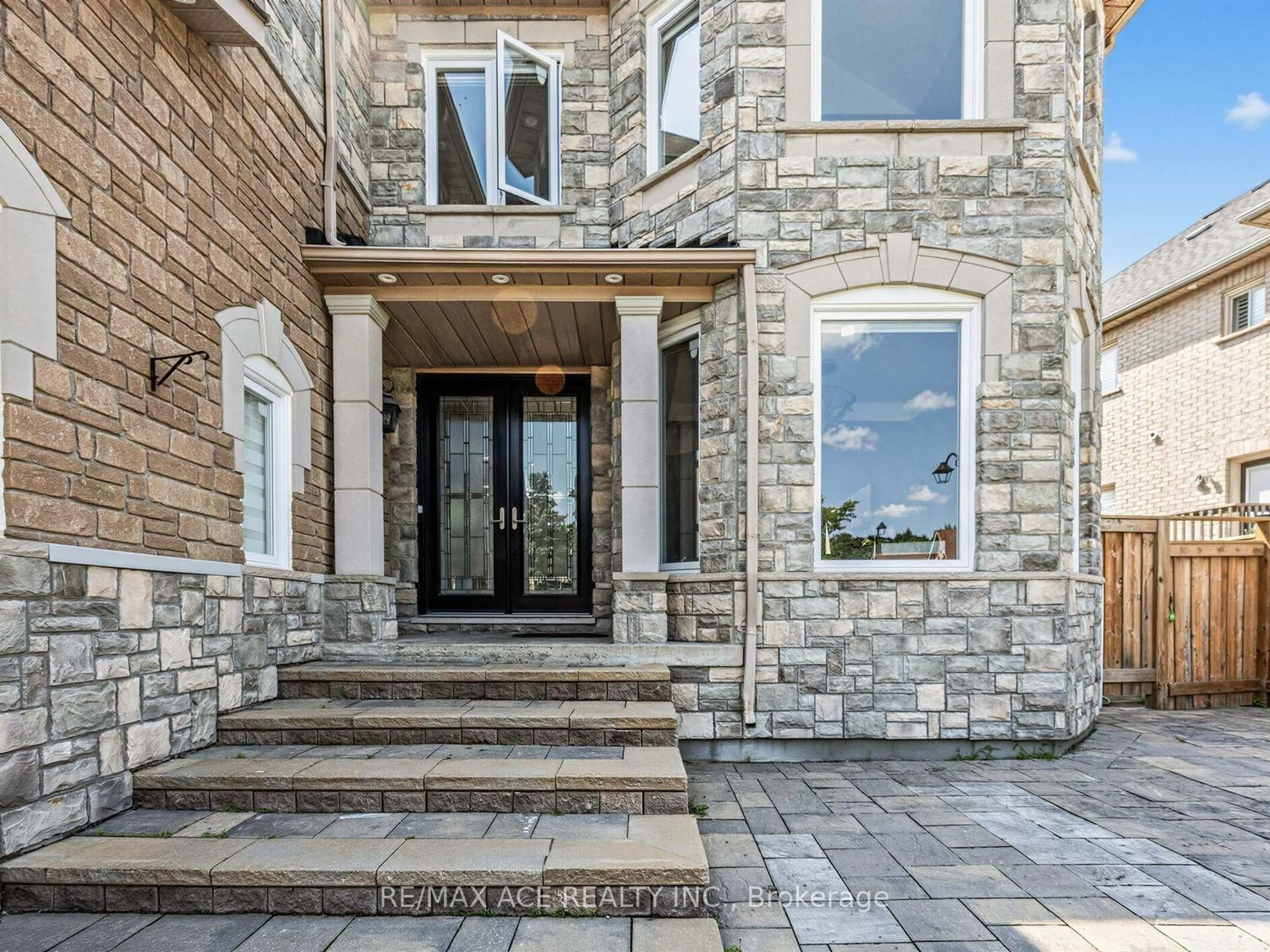Indoor entryway for 2396 Southcott Rd, Pickering Ontario L1X 2T3