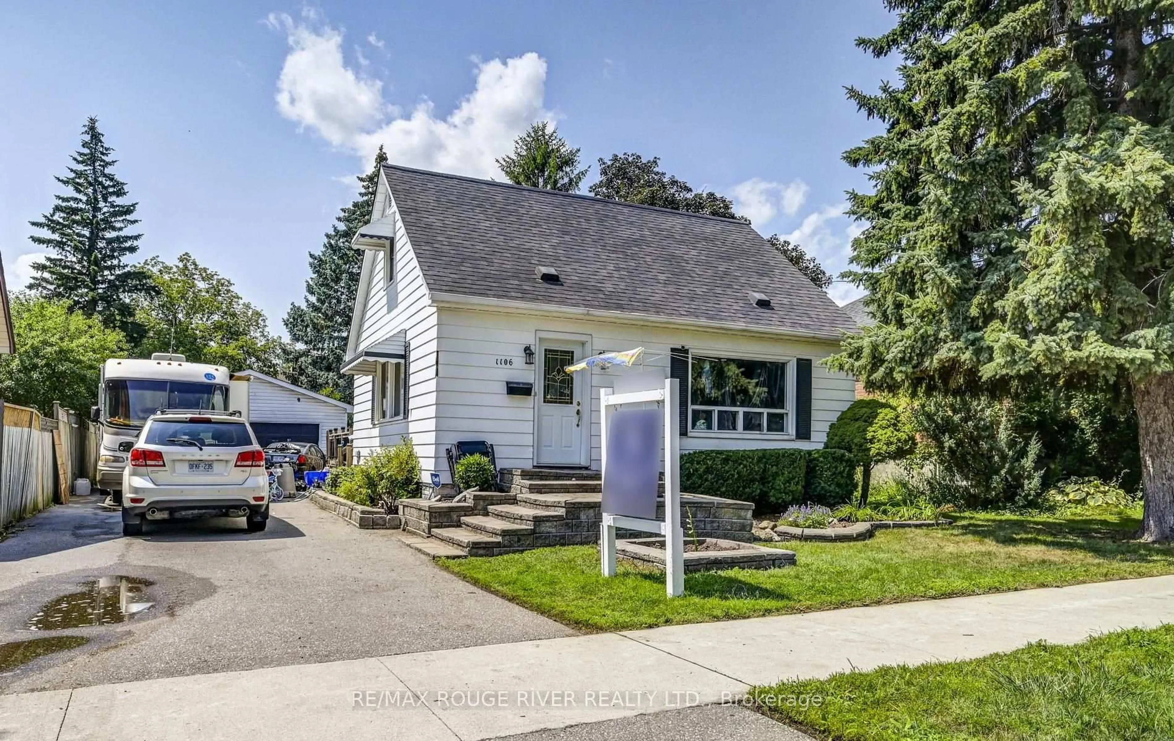 Home with vinyl exterior material, street for 1106 Green St, Whitby Ontario L1N 4G7
