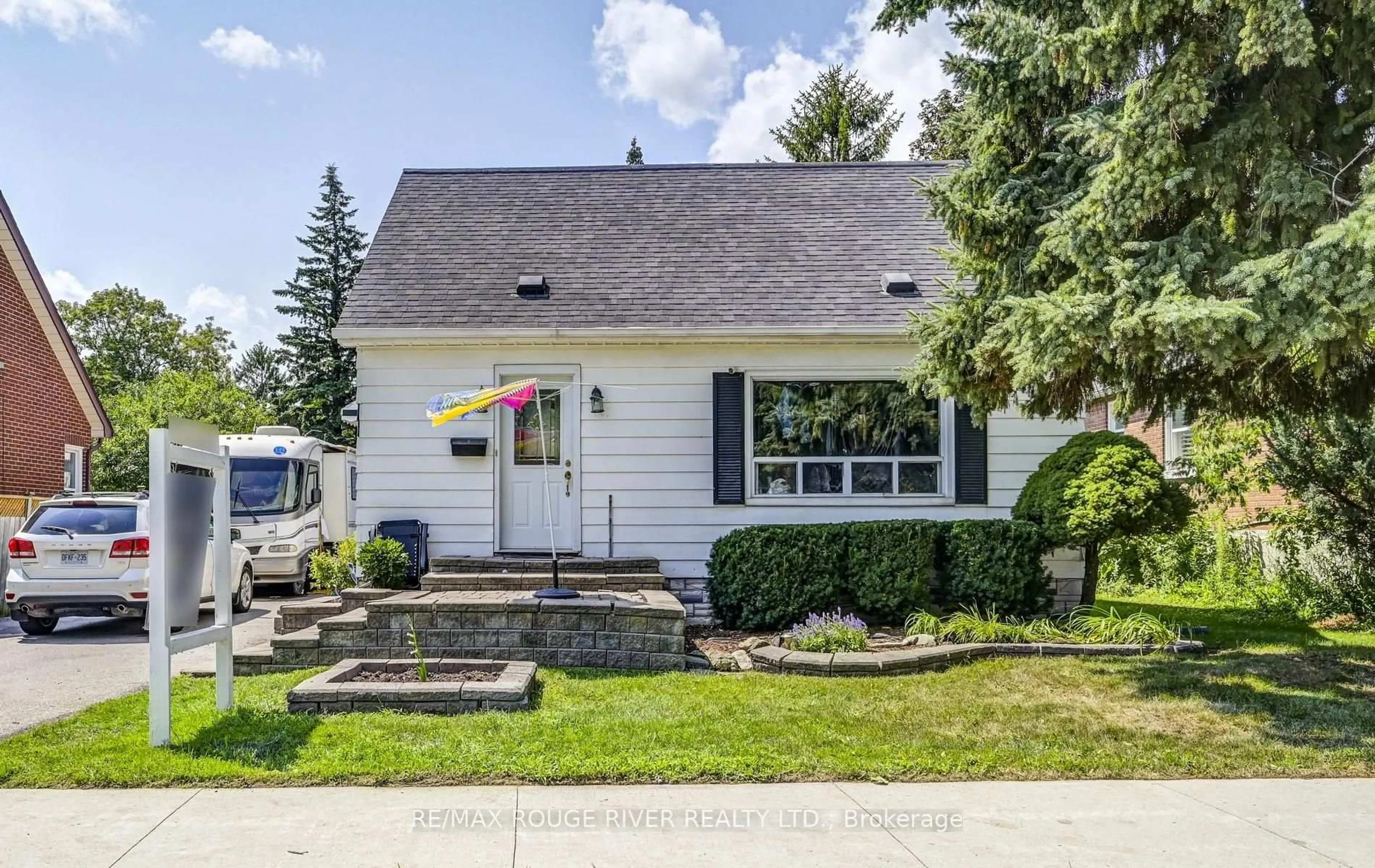 Home with vinyl exterior material, street for 1106 Green St, Whitby Ontario L1N 4G7