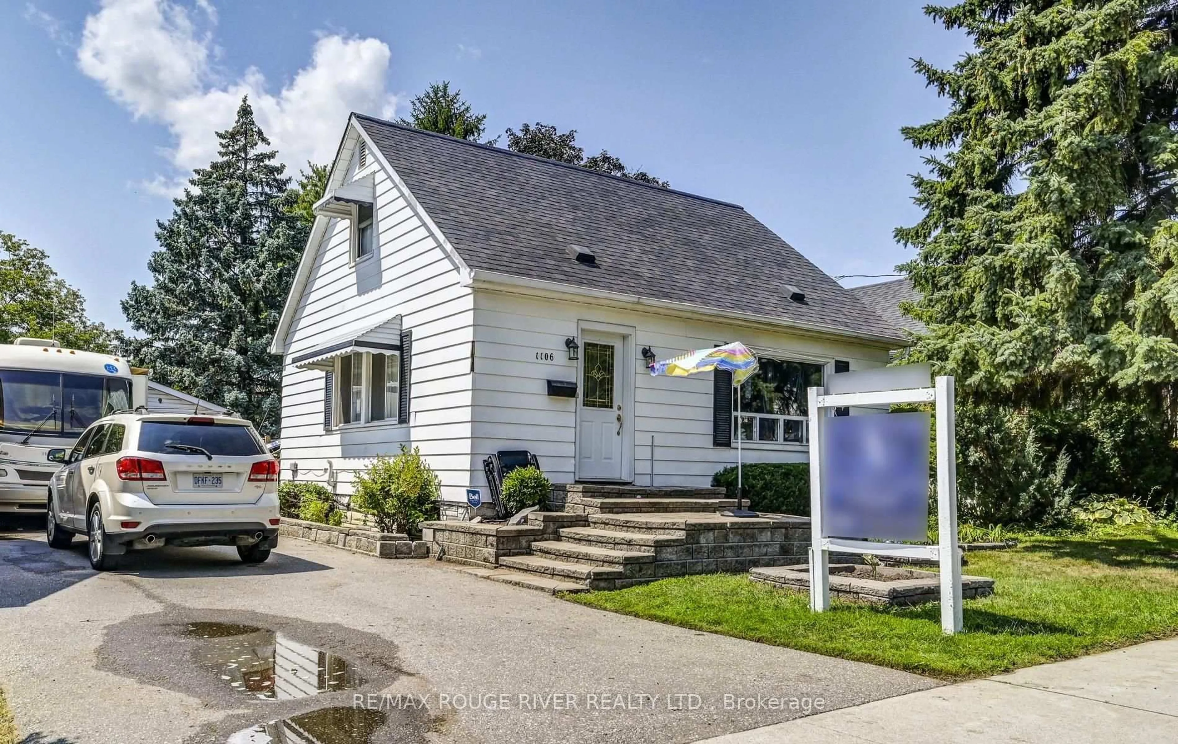 Home with vinyl exterior material, street for 1106 Green St, Whitby Ontario L1N 4G7