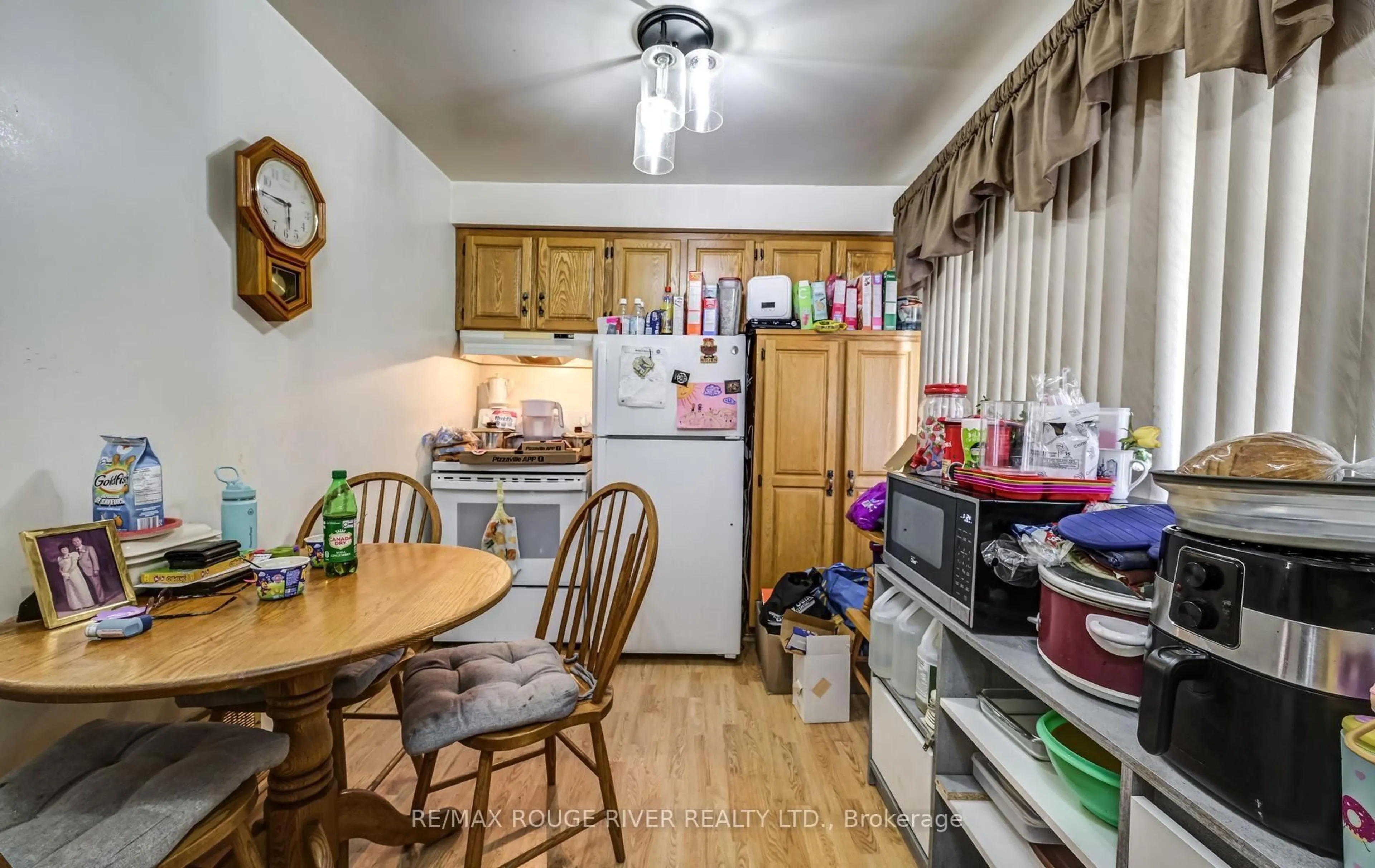Standard kitchen, unknown for 1106 Green St, Whitby Ontario L1N 4G7