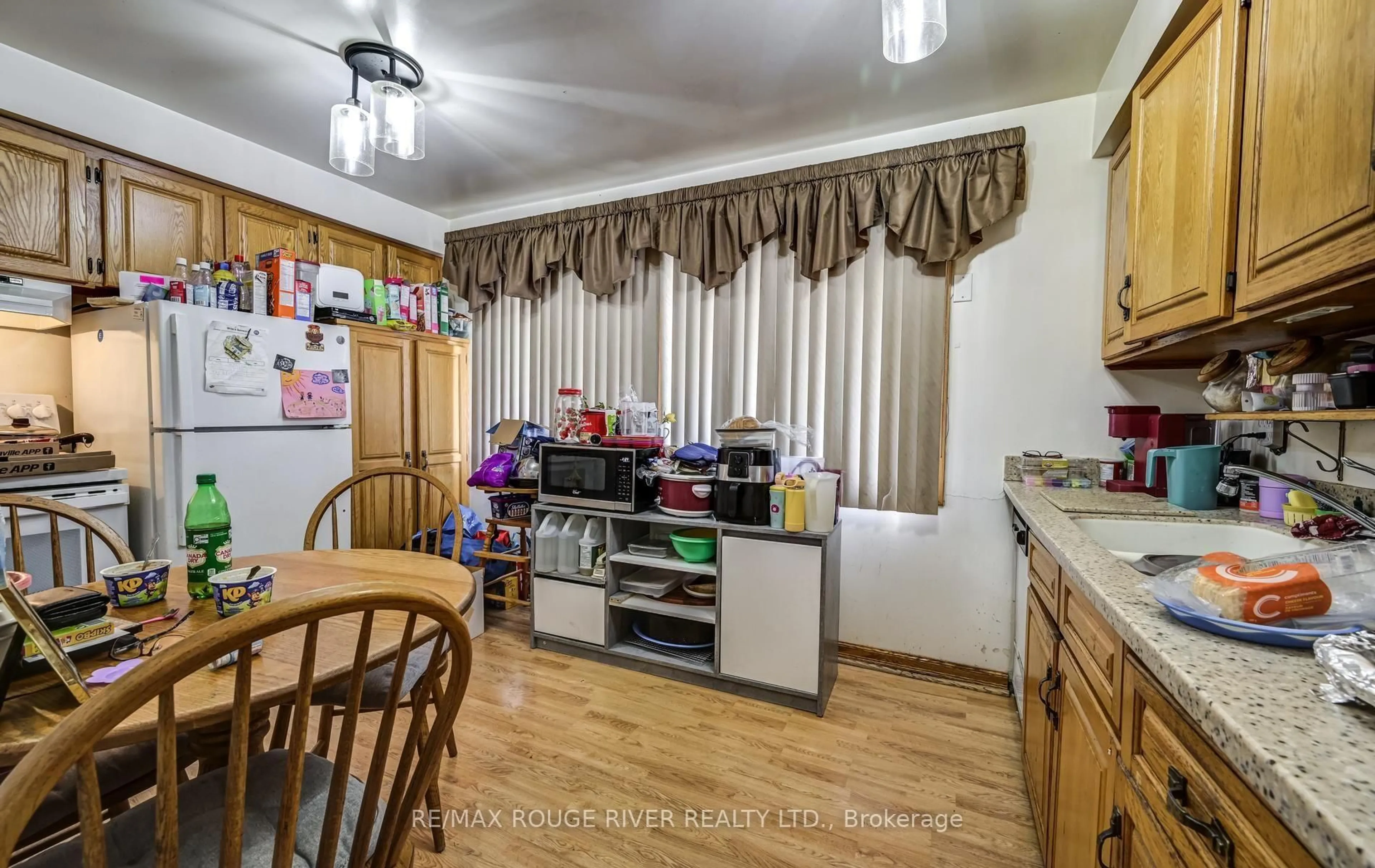 Standard kitchen, unknown for 1106 Green St, Whitby Ontario L1N 4G7