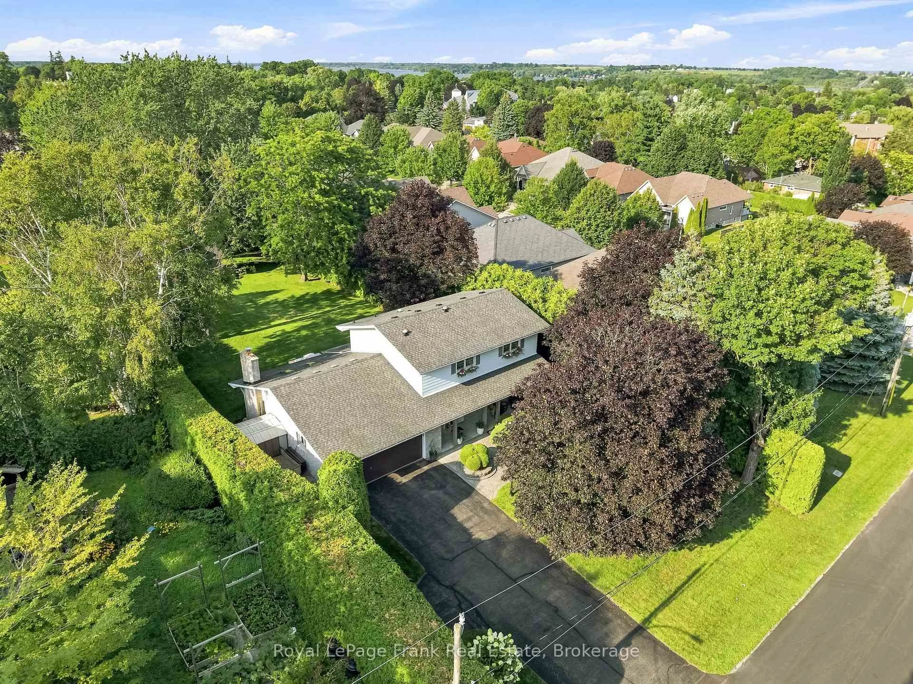 A pic from outside/outdoor area/front of a property/back of a property/a pic from drone, street for 559 Alma St, Scugog Ontario L9L 1C9