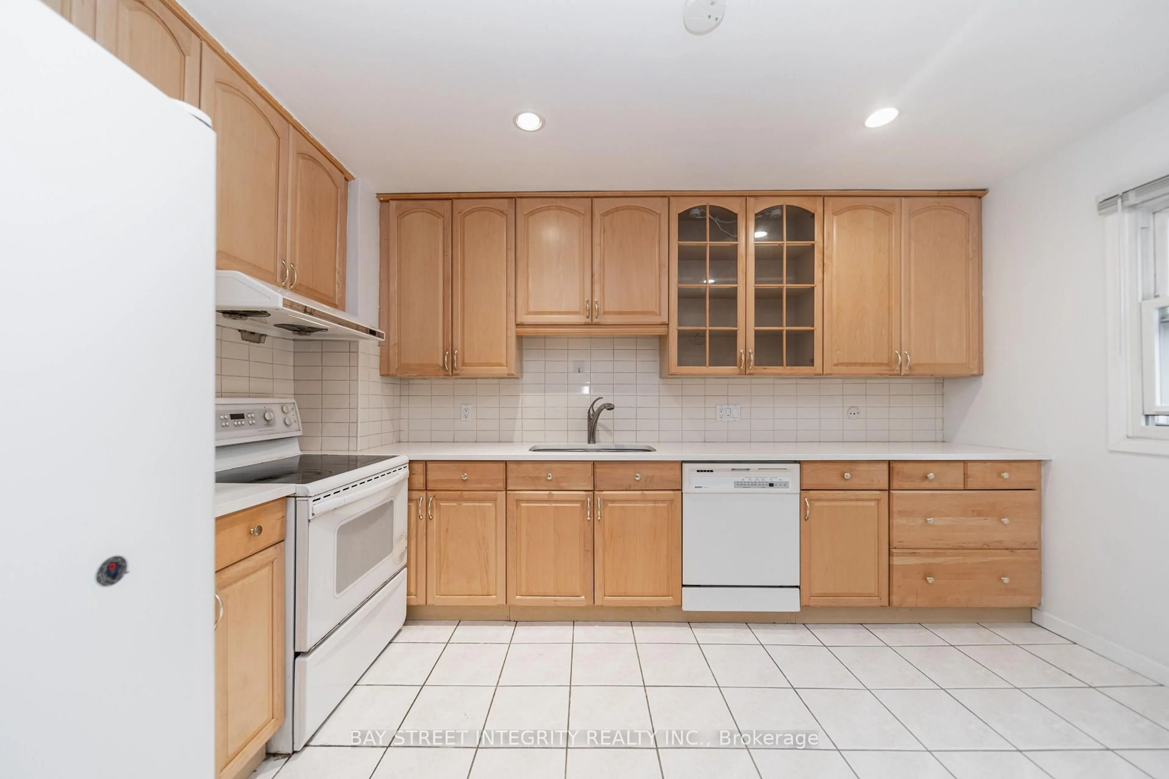 Standard kitchen, ceramic/tile floor for 6 Sandy Haven Dr, Toronto Ontario M1W 3H9
