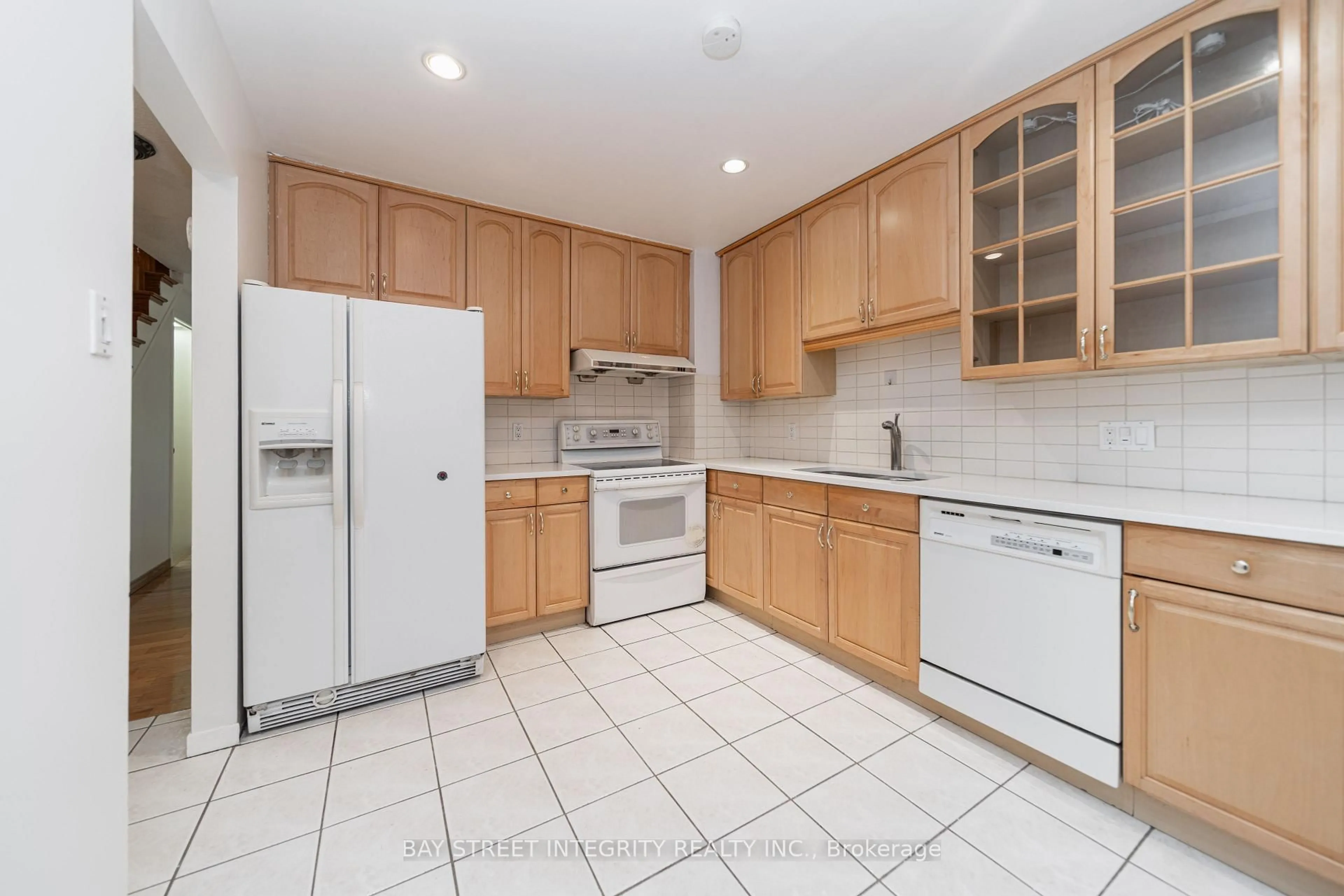 Standard kitchen, ceramic/tile floor for 6 Sandy Haven Dr, Toronto Ontario M1W 3H9