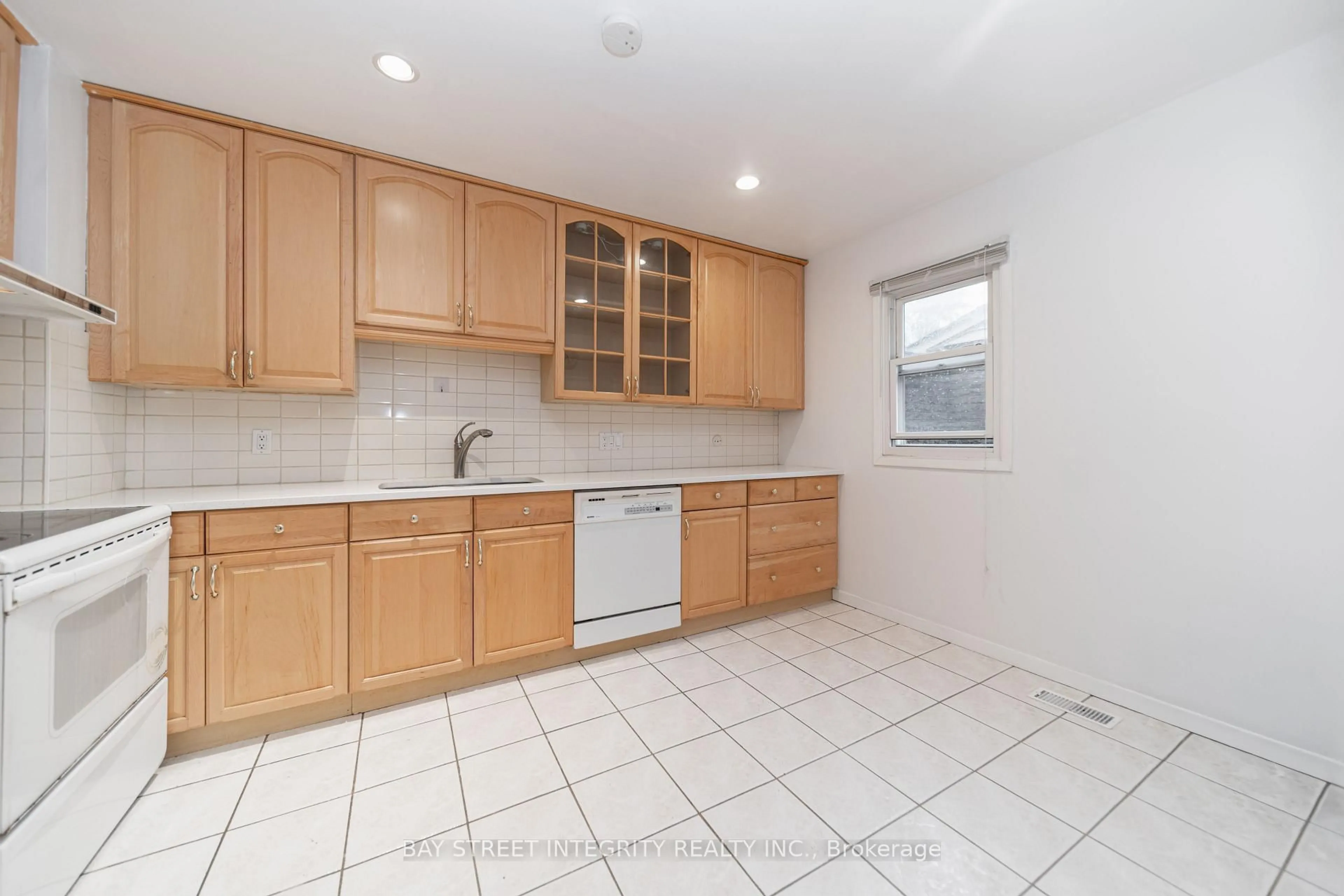 Standard kitchen, ceramic/tile floor for 6 Sandy Haven Dr, Toronto Ontario M1W 3H9