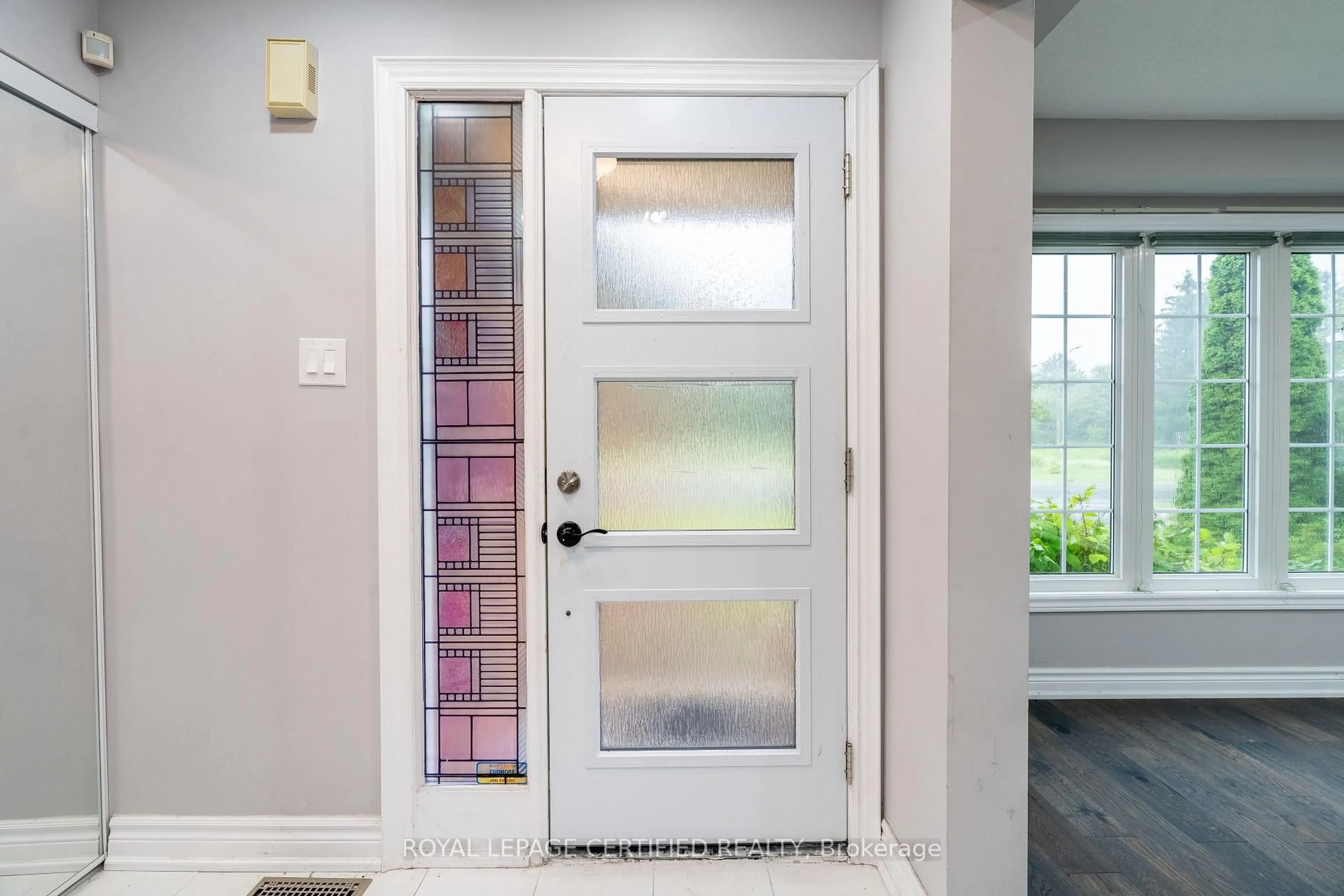 Indoor entryway for 976 Grandview St, Oshawa Ontario L1K 2E3