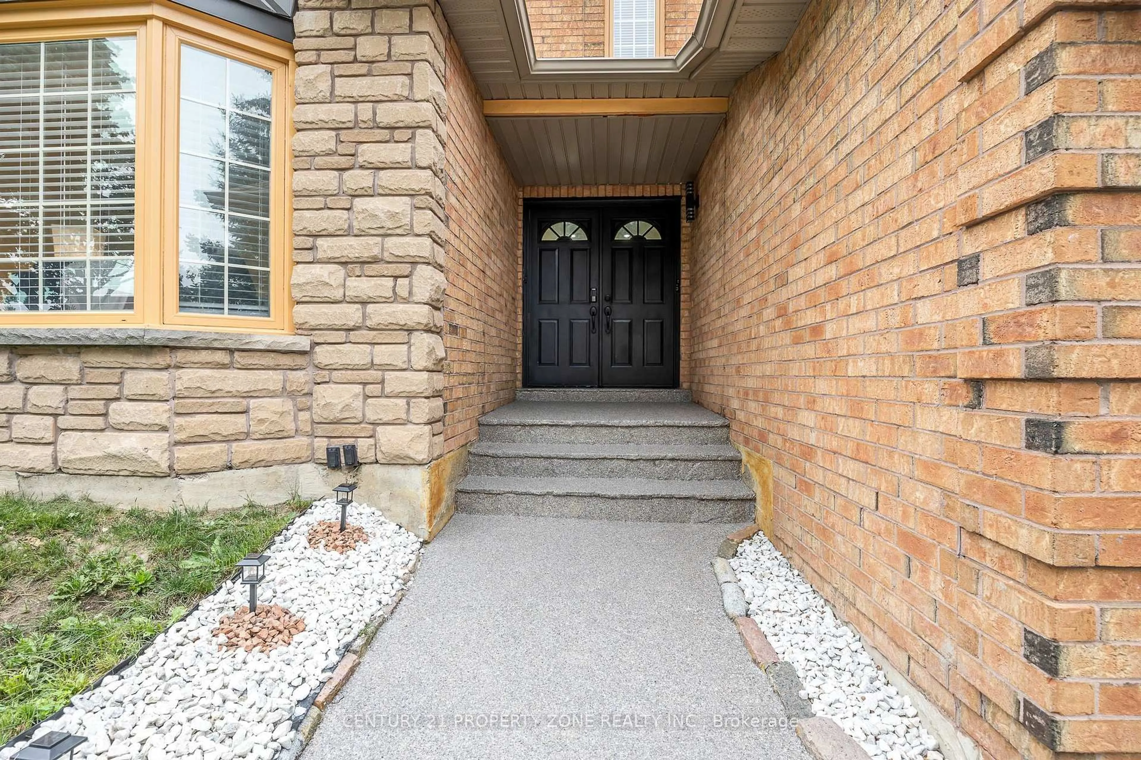 Indoor entryway for 27 Bassett Blvd, Whitby Ontario L1N 9A3