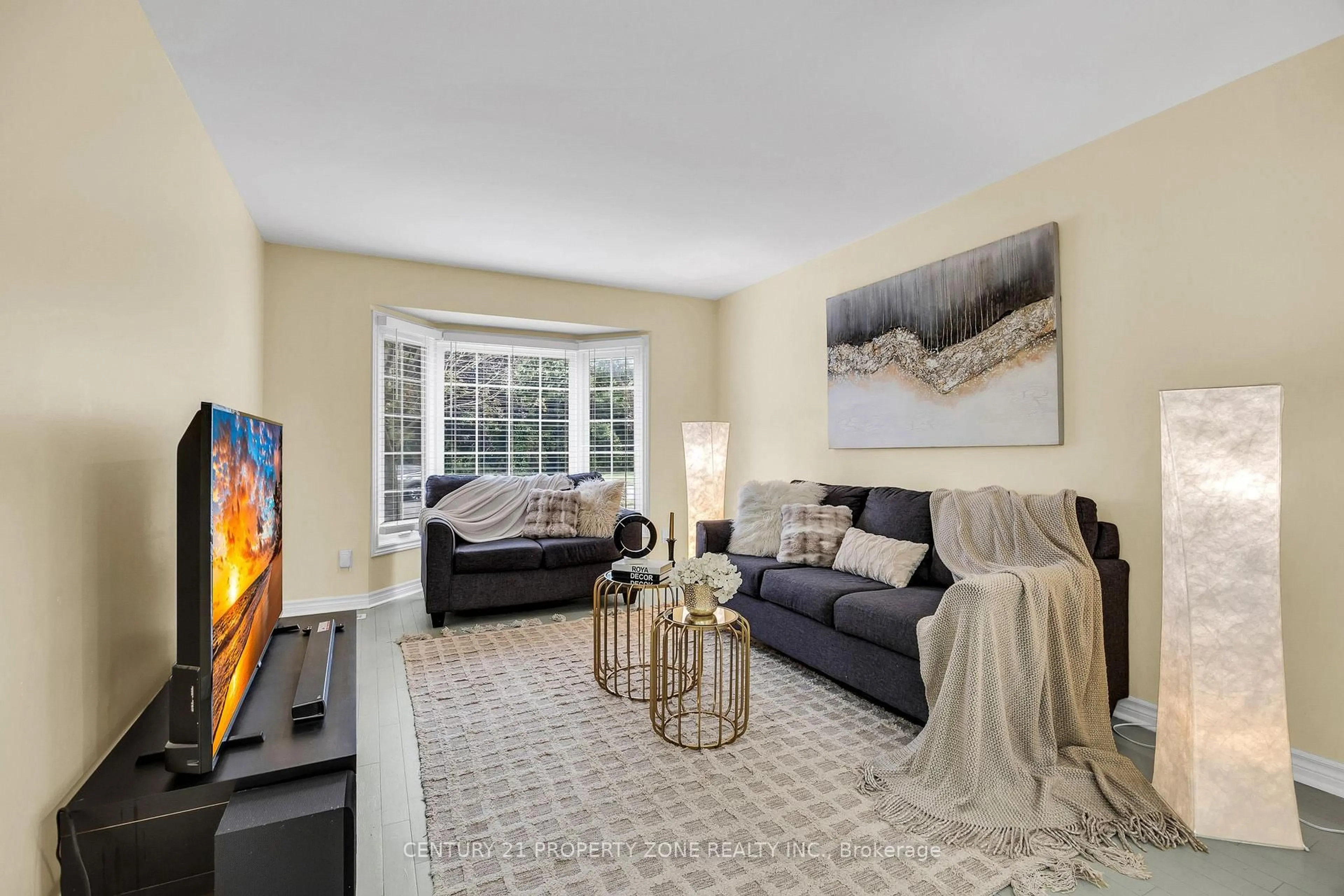 Living room with furniture, unknown for 27 Bassett Blvd, Whitby Ontario L1N 9A3