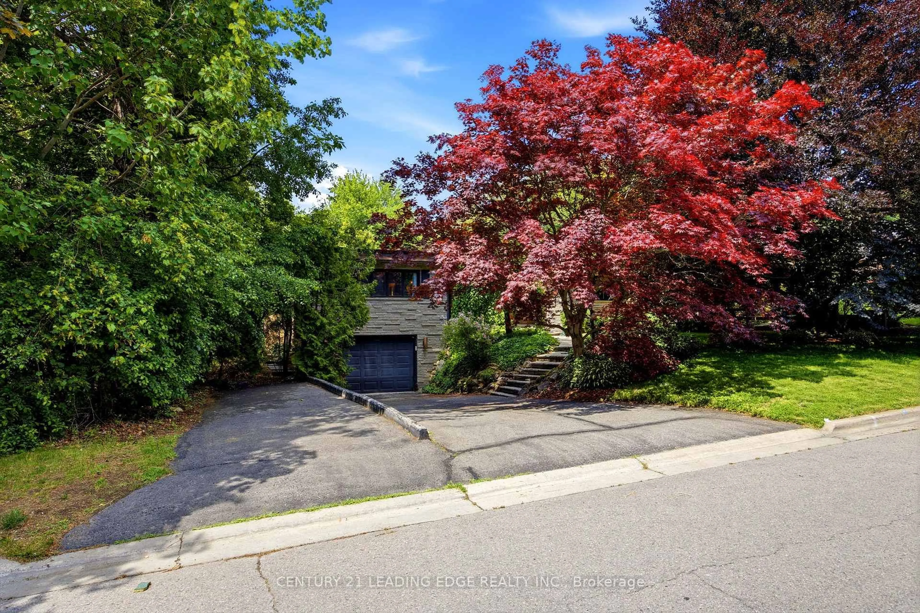 A pic from outside/outdoor area/front of a property/back of a property/a pic from drone, street for 128 Marica Ave, Oshawa Ontario L1G 3G8