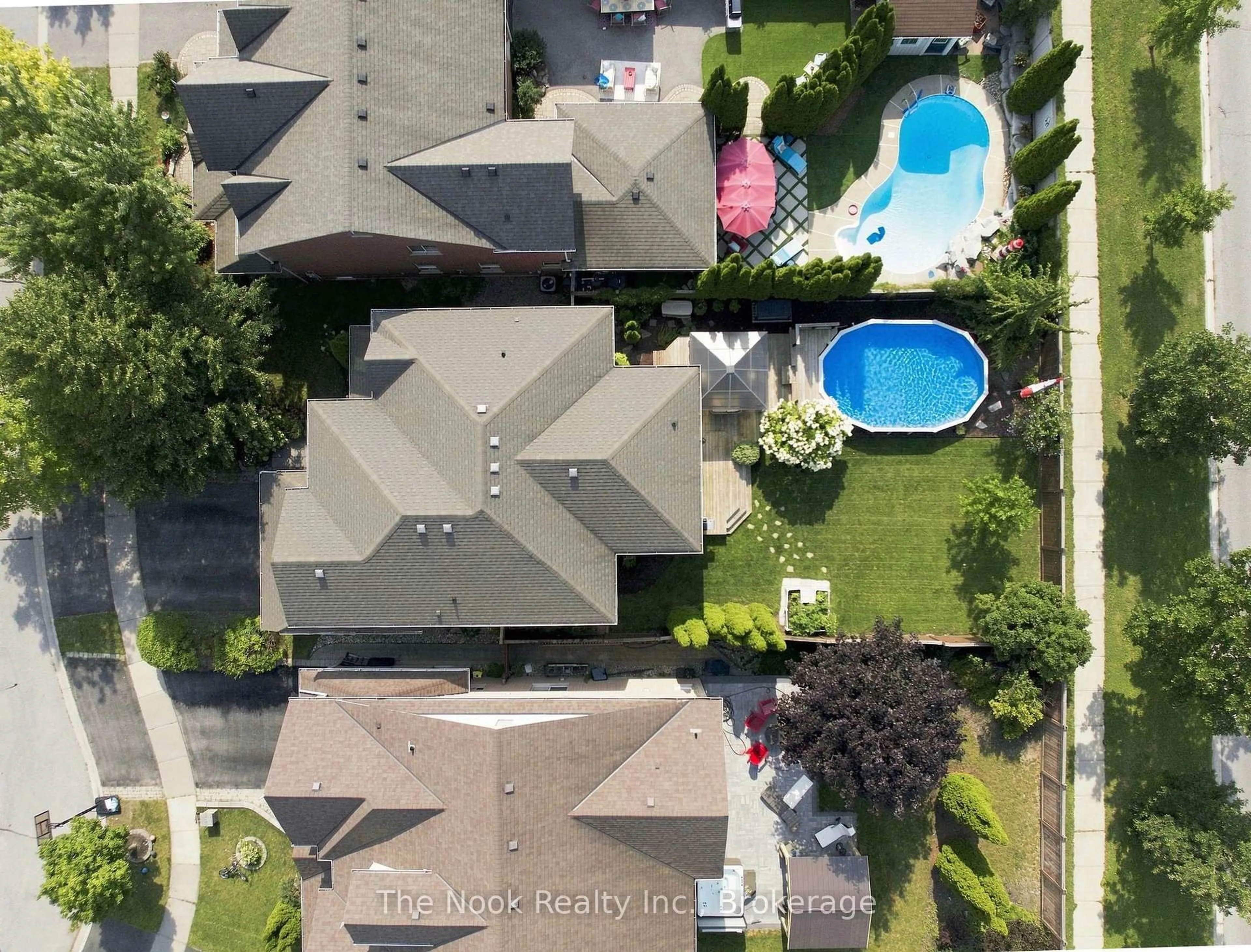 A pic from outside/outdoor area/front of a property/back of a property/a pic from drone, street for 41 Dopp Cres, Whitby Ontario L1M 2E5