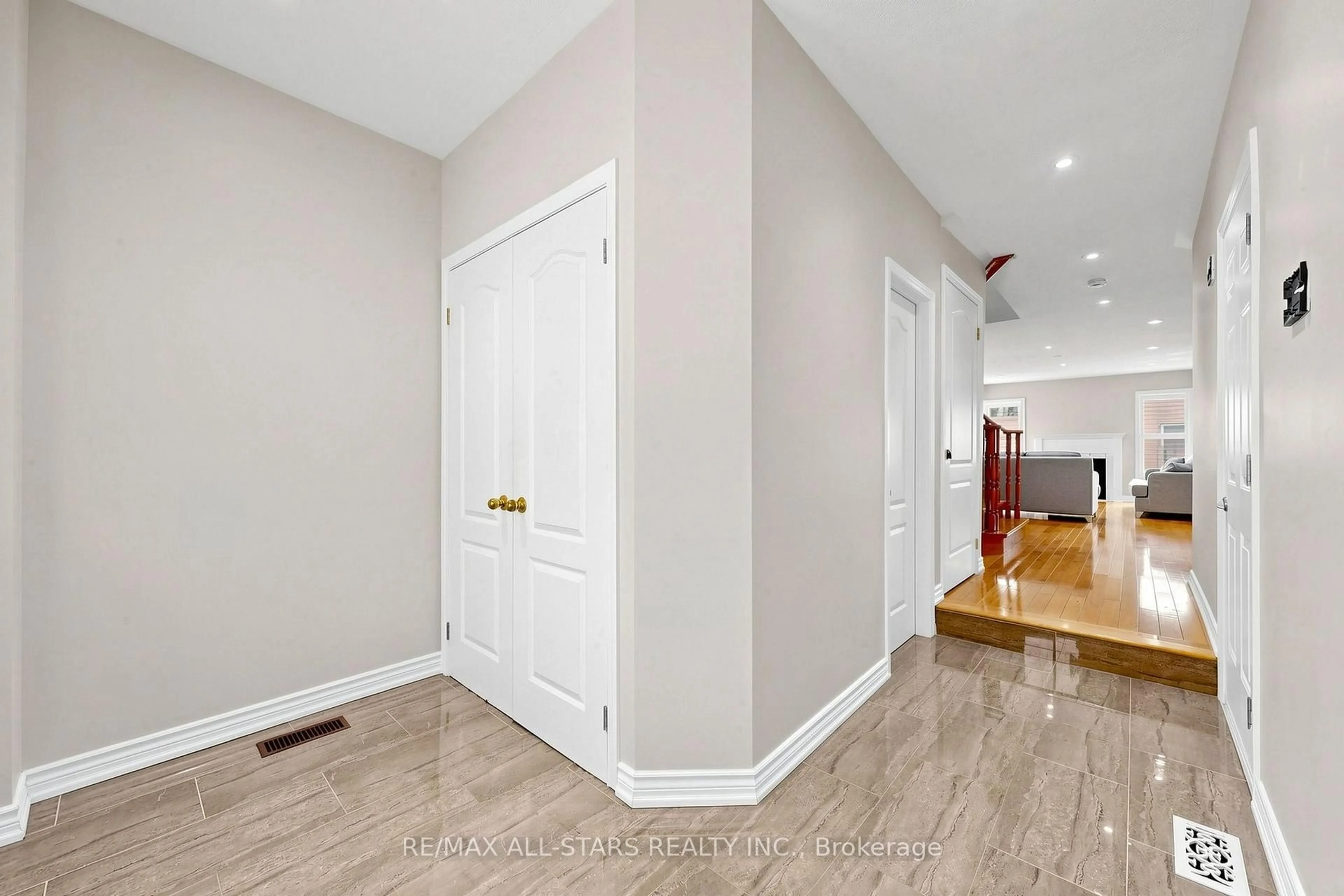 Indoor entryway for 13 Boulderbrook Dr, Toronto Ontario M1X 2B9