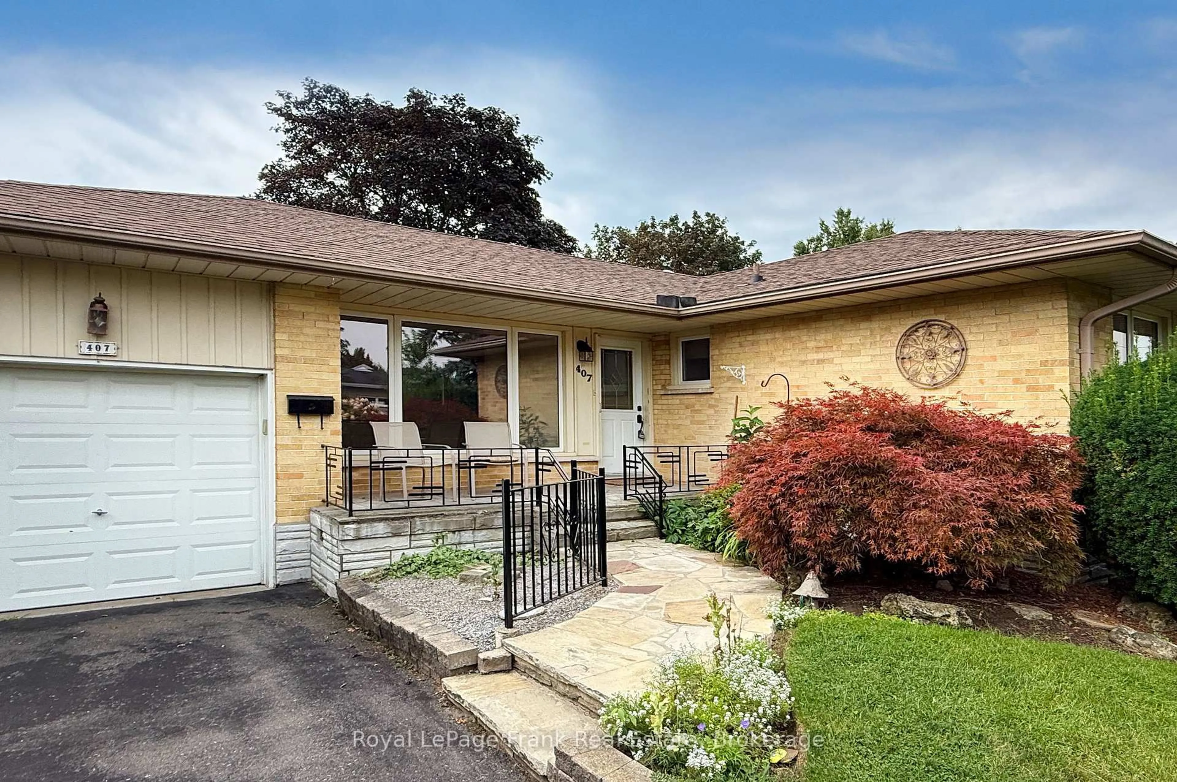 Home with vinyl exterior material, street for 407 Glencastle Ave, Oshawa Ontario L1J 3K7