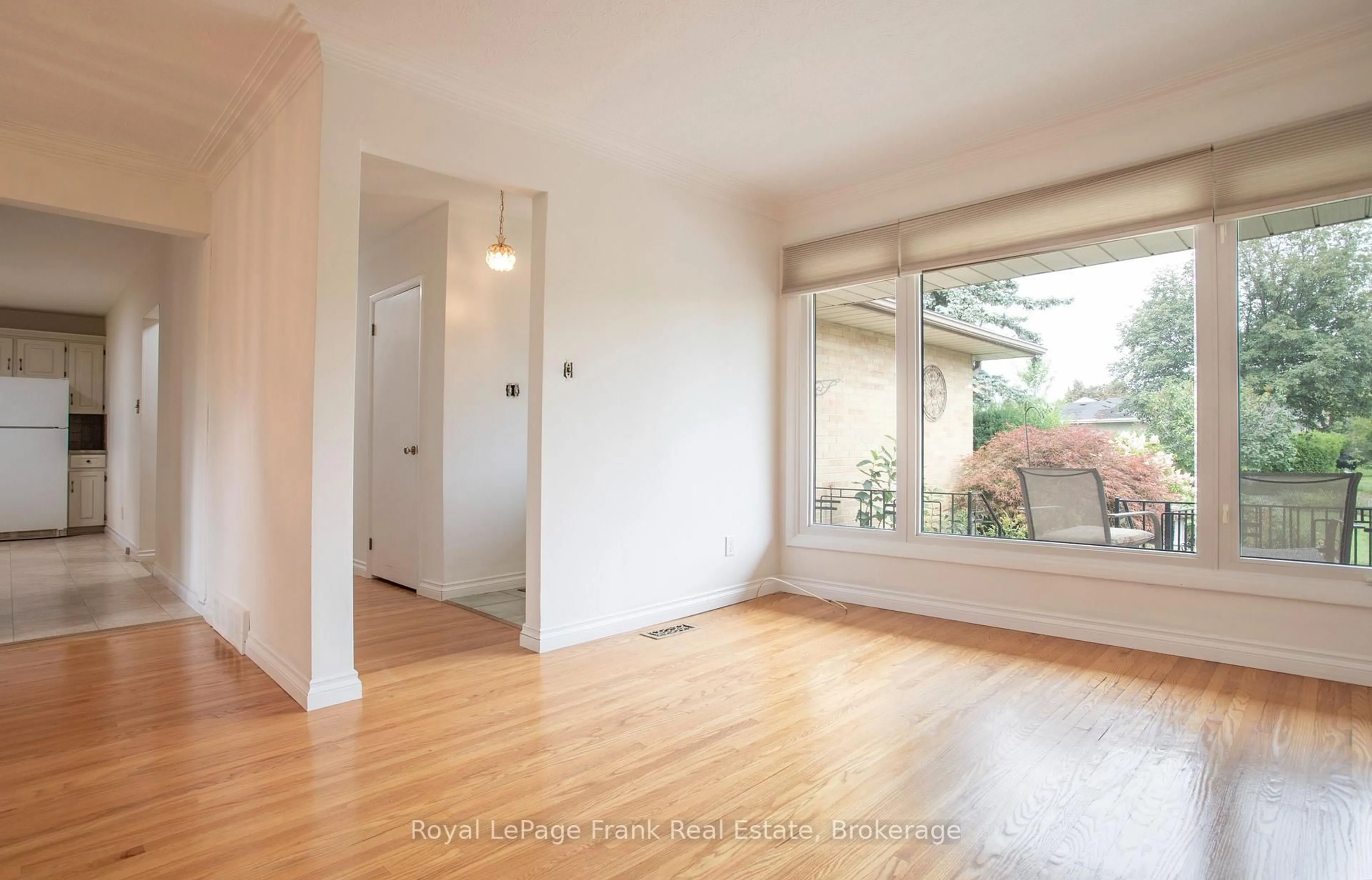 A pic of a room for 407 Glencastle Ave, Oshawa Ontario L1J 3K7