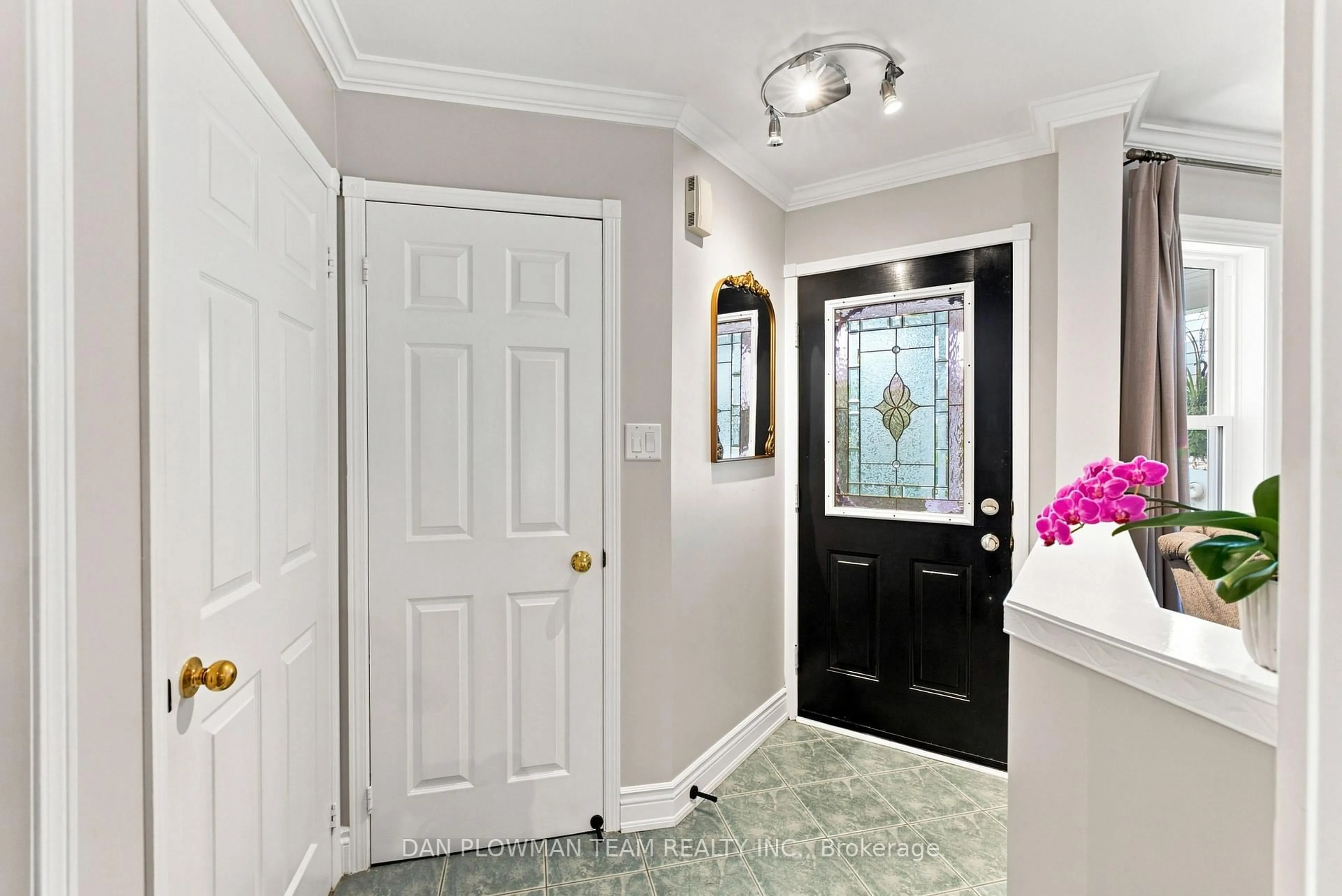 Indoor entryway for 52 Wells Cres, Whitby Ontario L1M 1C9