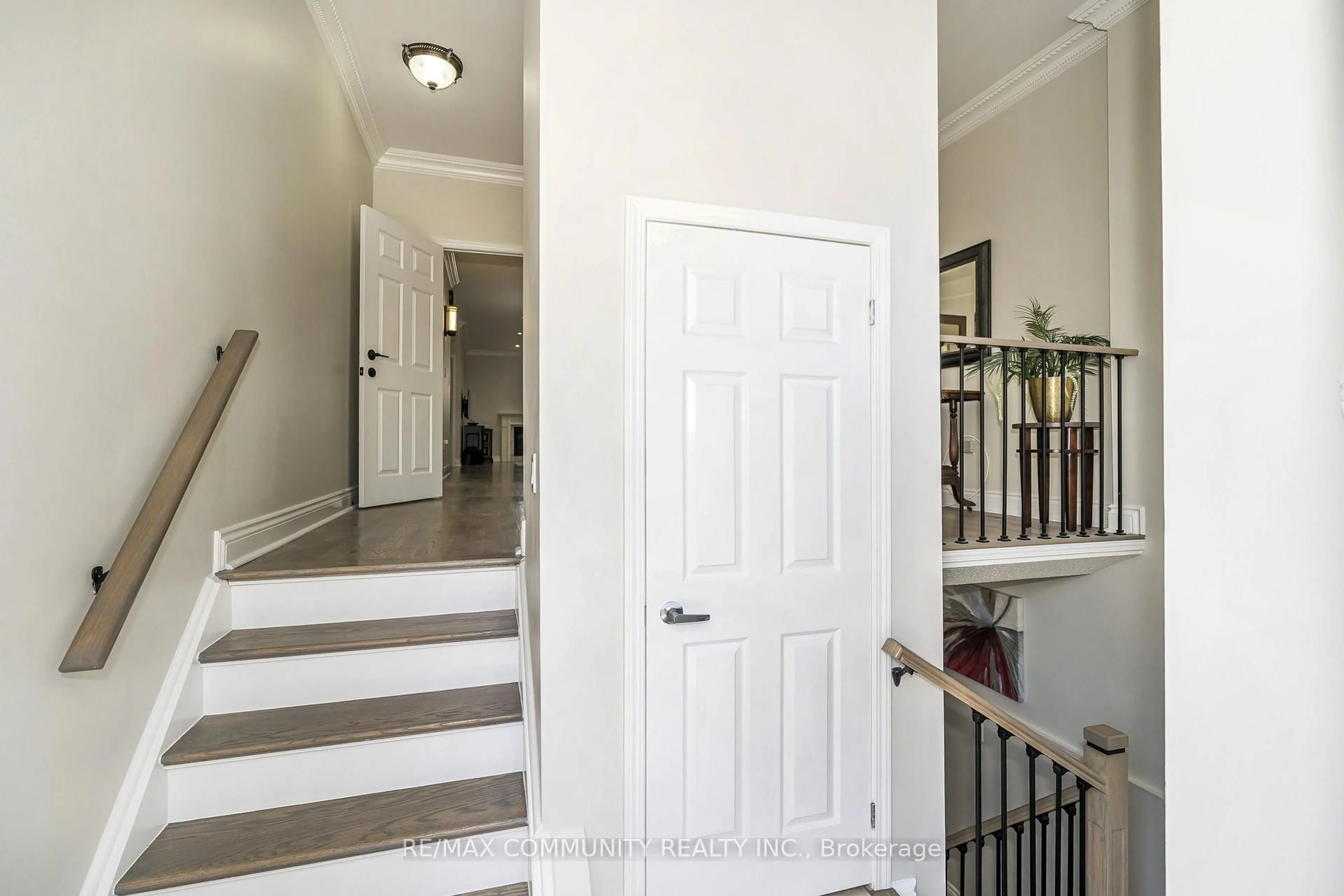 Indoor entryway for 1606 Whitestone Dr, Oshawa Ontario L1K 2R9