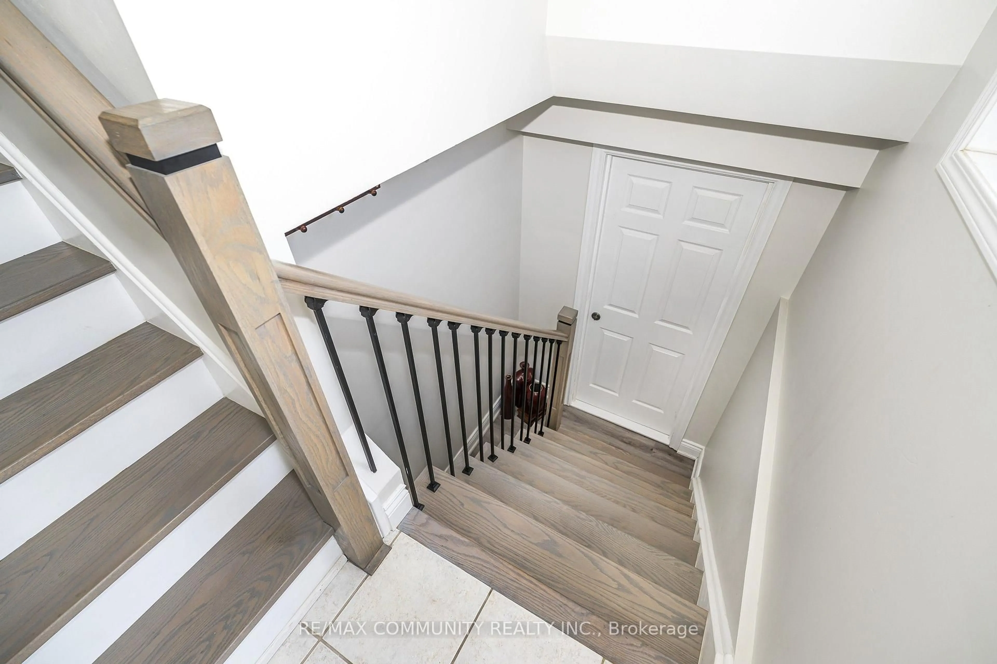 Stairs for 1606 Whitestone Dr, Oshawa Ontario L1K 2R9