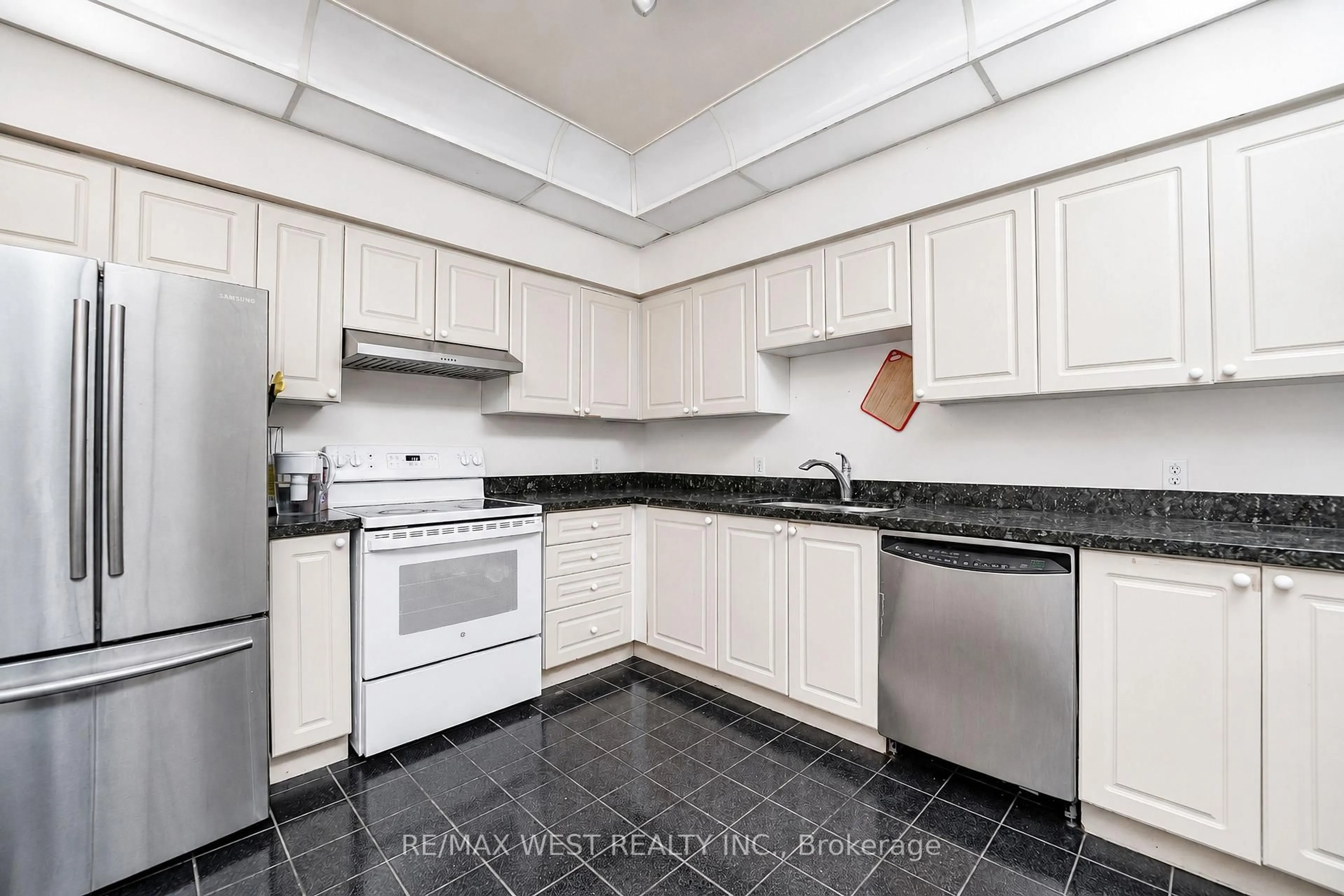 Standard kitchen, ceramic/tile floor for 8 Lee Centre Dr #PH103, Toronto Ontario M1H 3H8