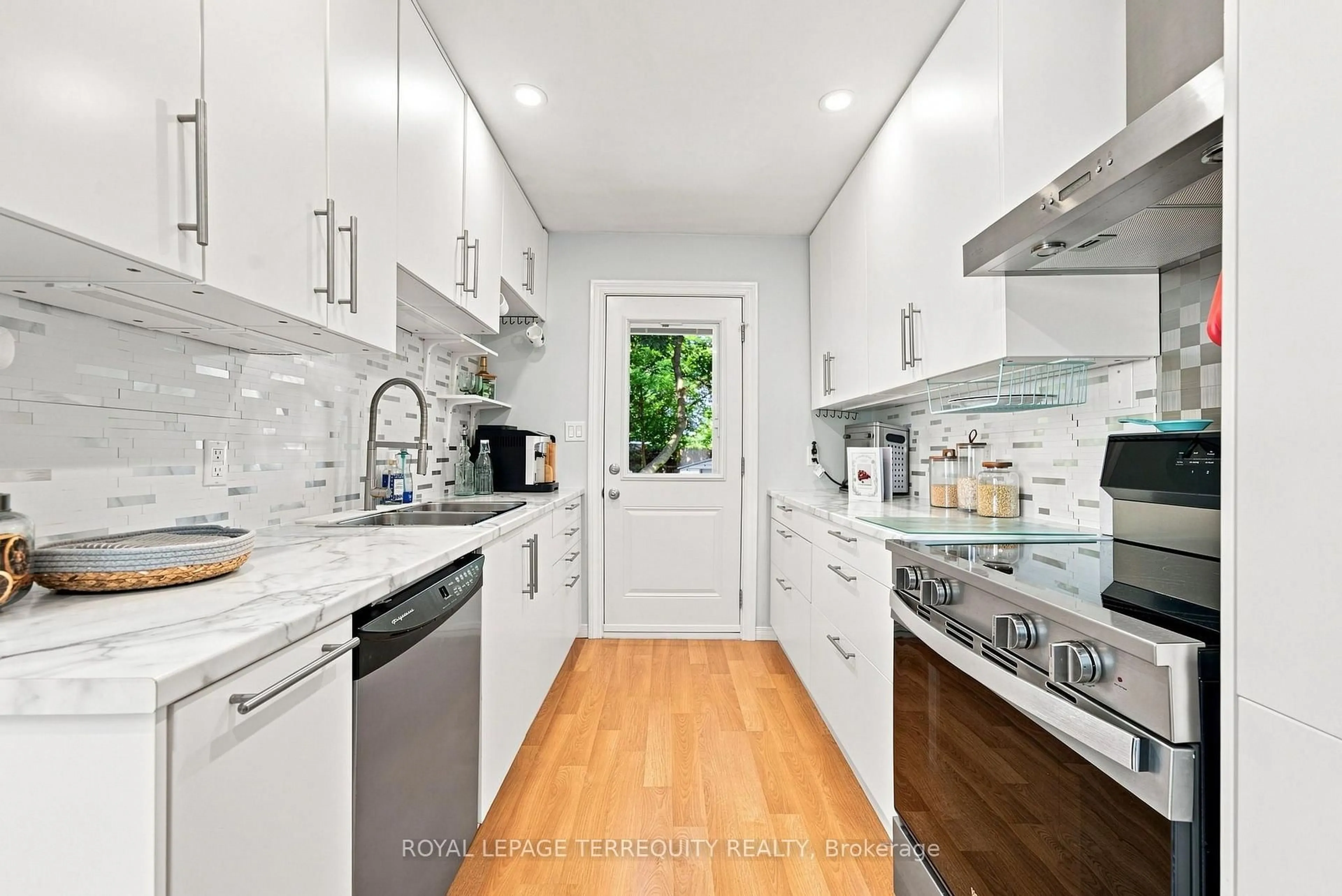 Contemporary kitchen, unknown for 224 Medina Crt, Oshawa Ontario L1J 7E1