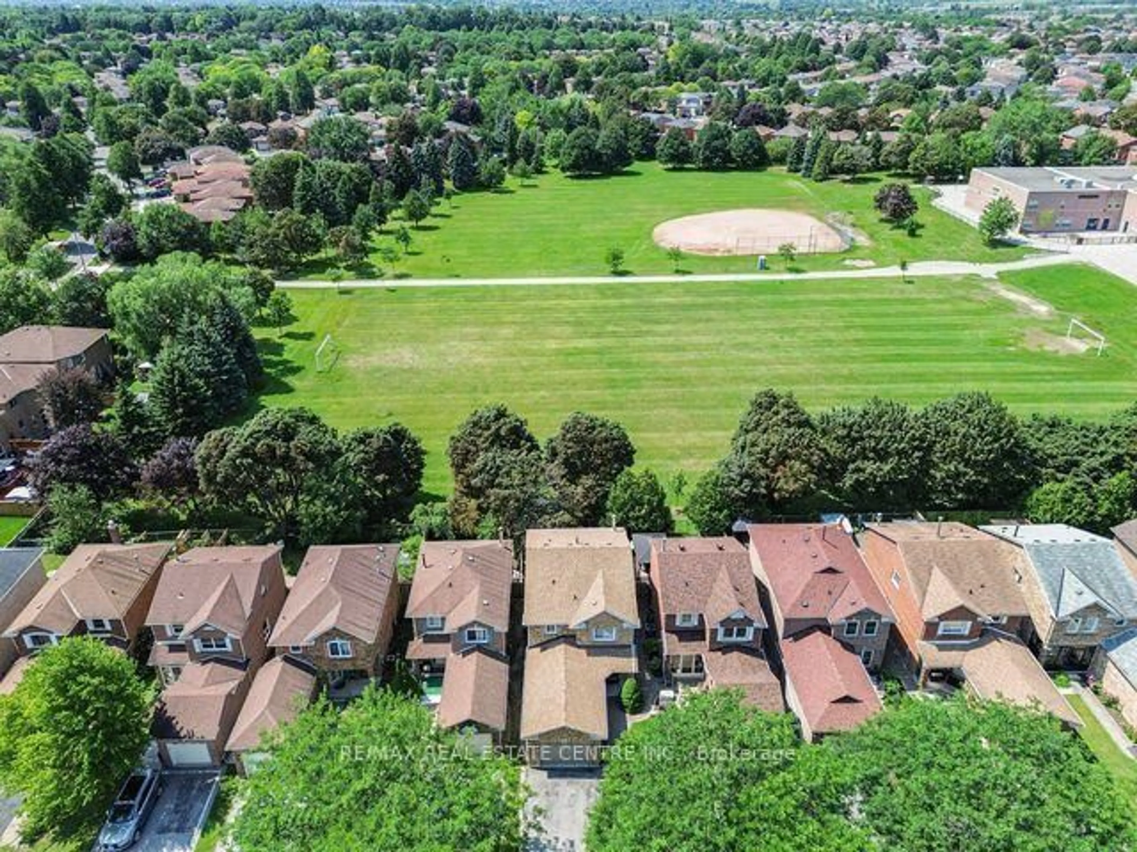 A pic from outside/outdoor area/front of a property/back of a property/a pic from drone, unknown for 38 Tresher Crt, Ajax Ontario L1T 2N1