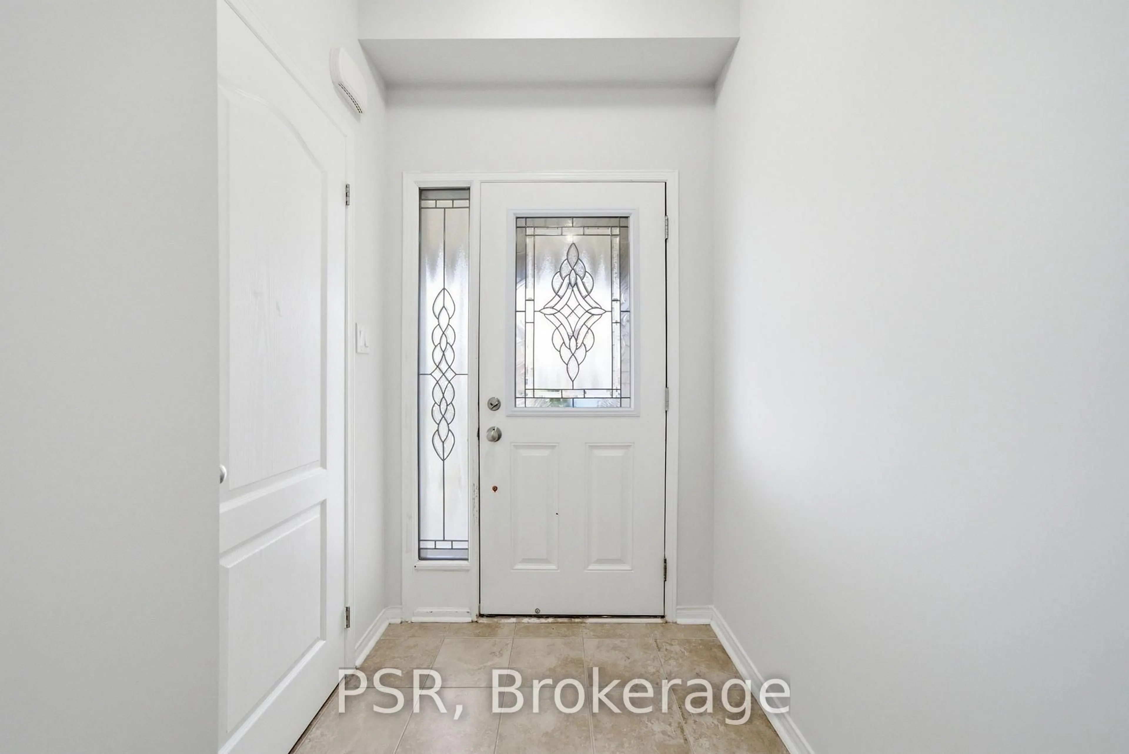 Indoor entryway for 774 Mccue Dr, Oshawa Ontario L1K 0R1