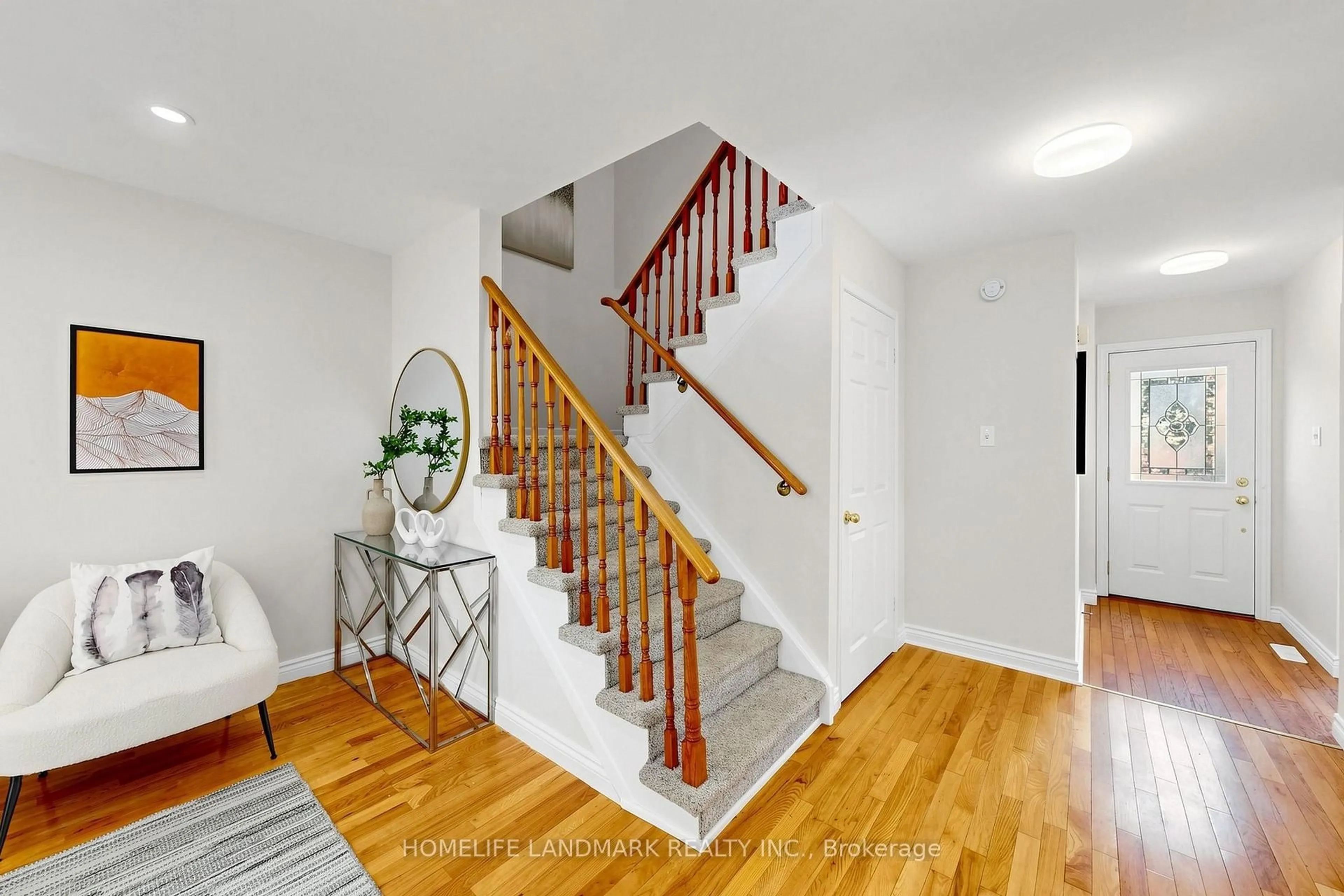 Indoor entryway for 755 Edgewood Rd, Pickering Ontario L1V 2Z7