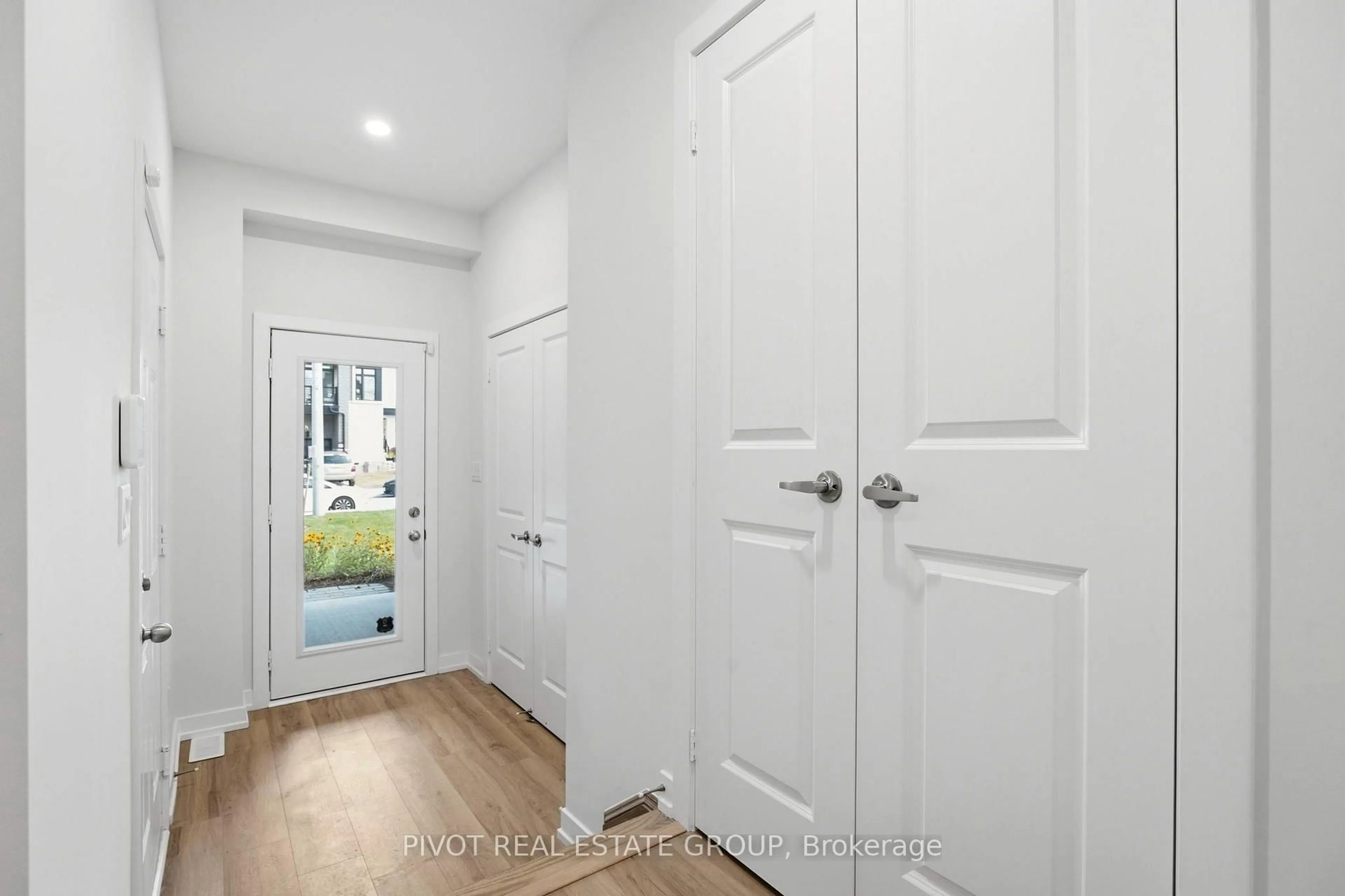 Indoor entryway for 2748 Lawrence Ave, Toronto Ontario M1P 0G9