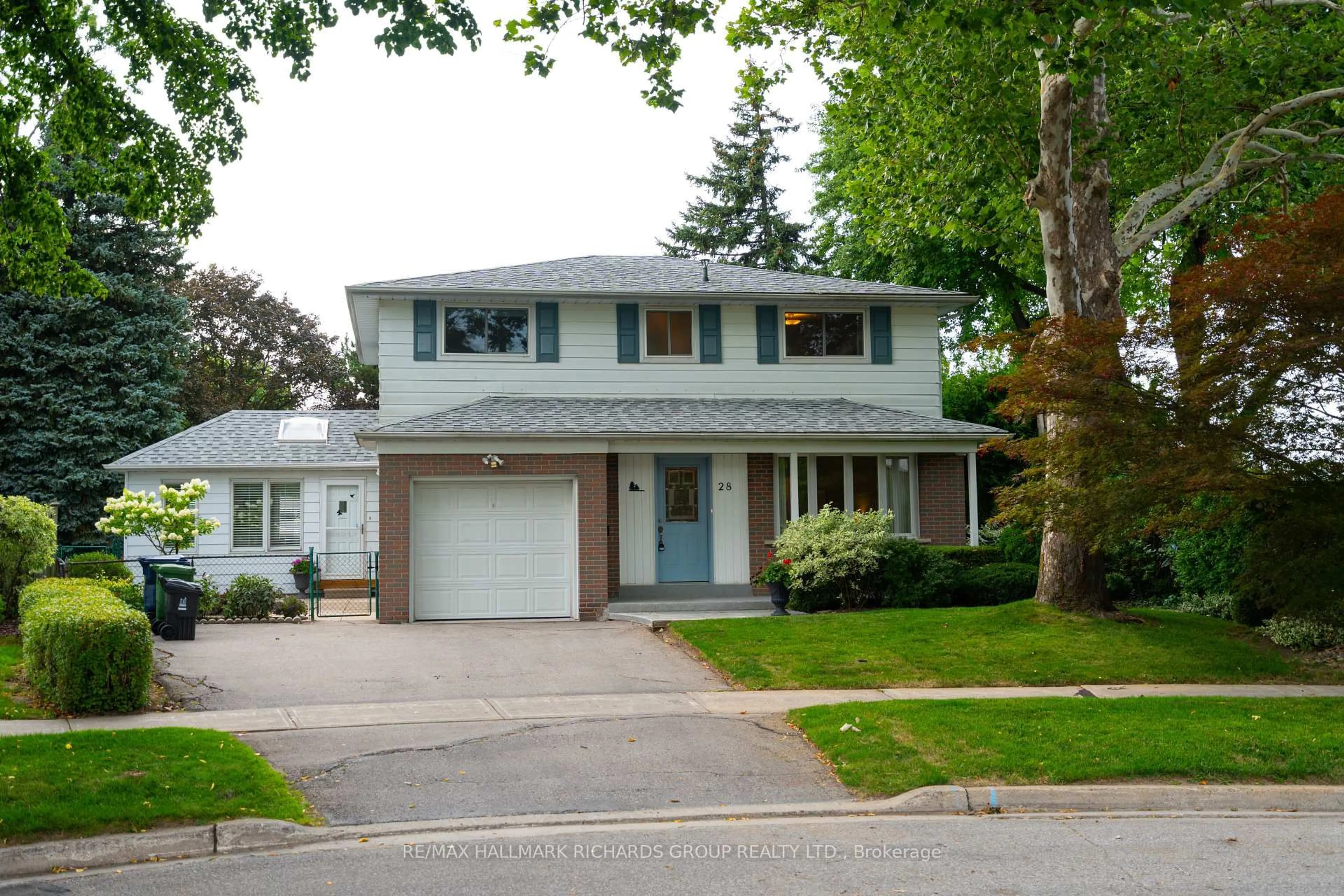 Home with vinyl exterior material, street for 28 Monmouth Crt, Toronto Ontario M1H 2T5