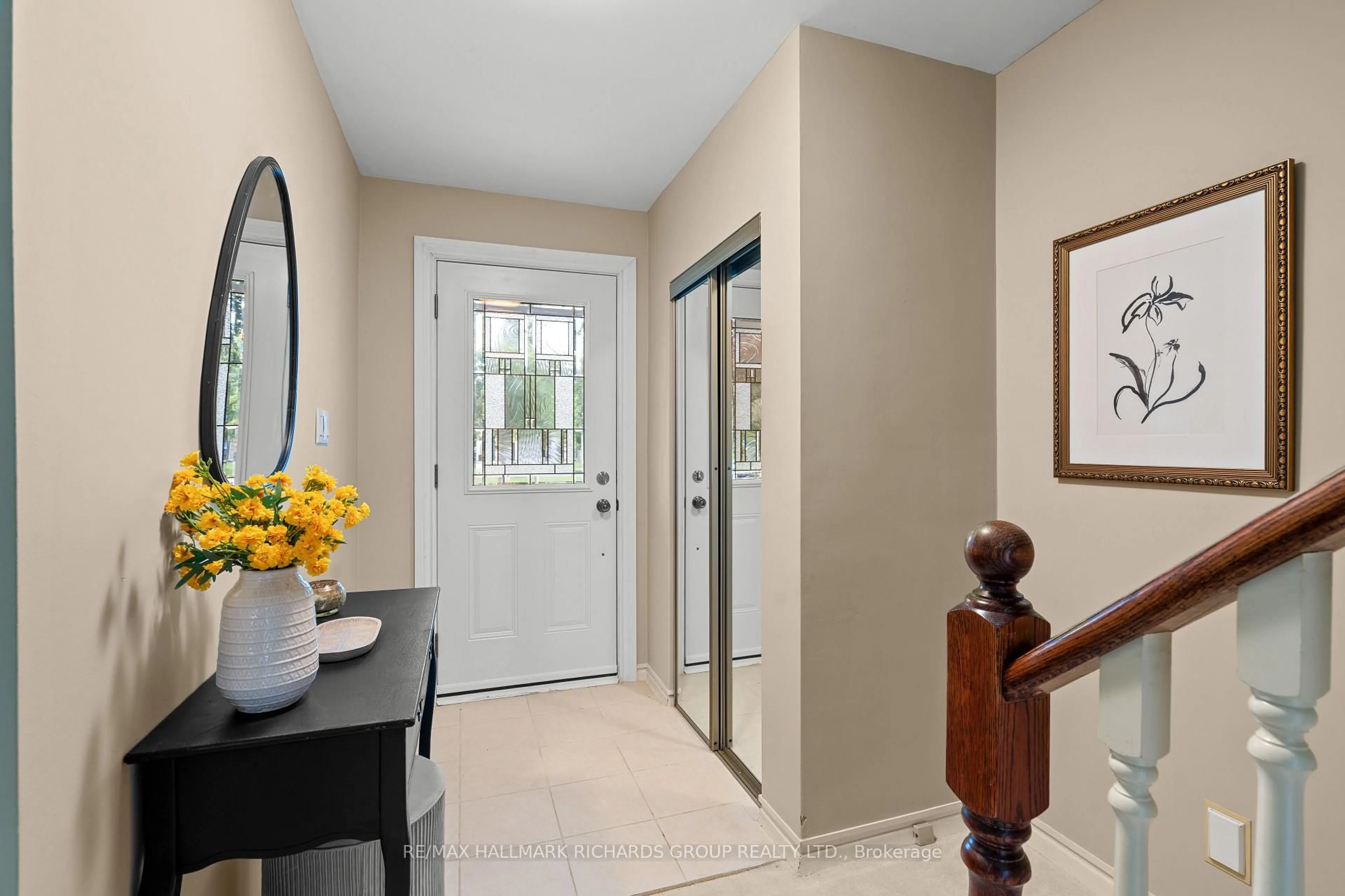Indoor entryway for 28 Monmouth Crt, Toronto Ontario M1H 2T5