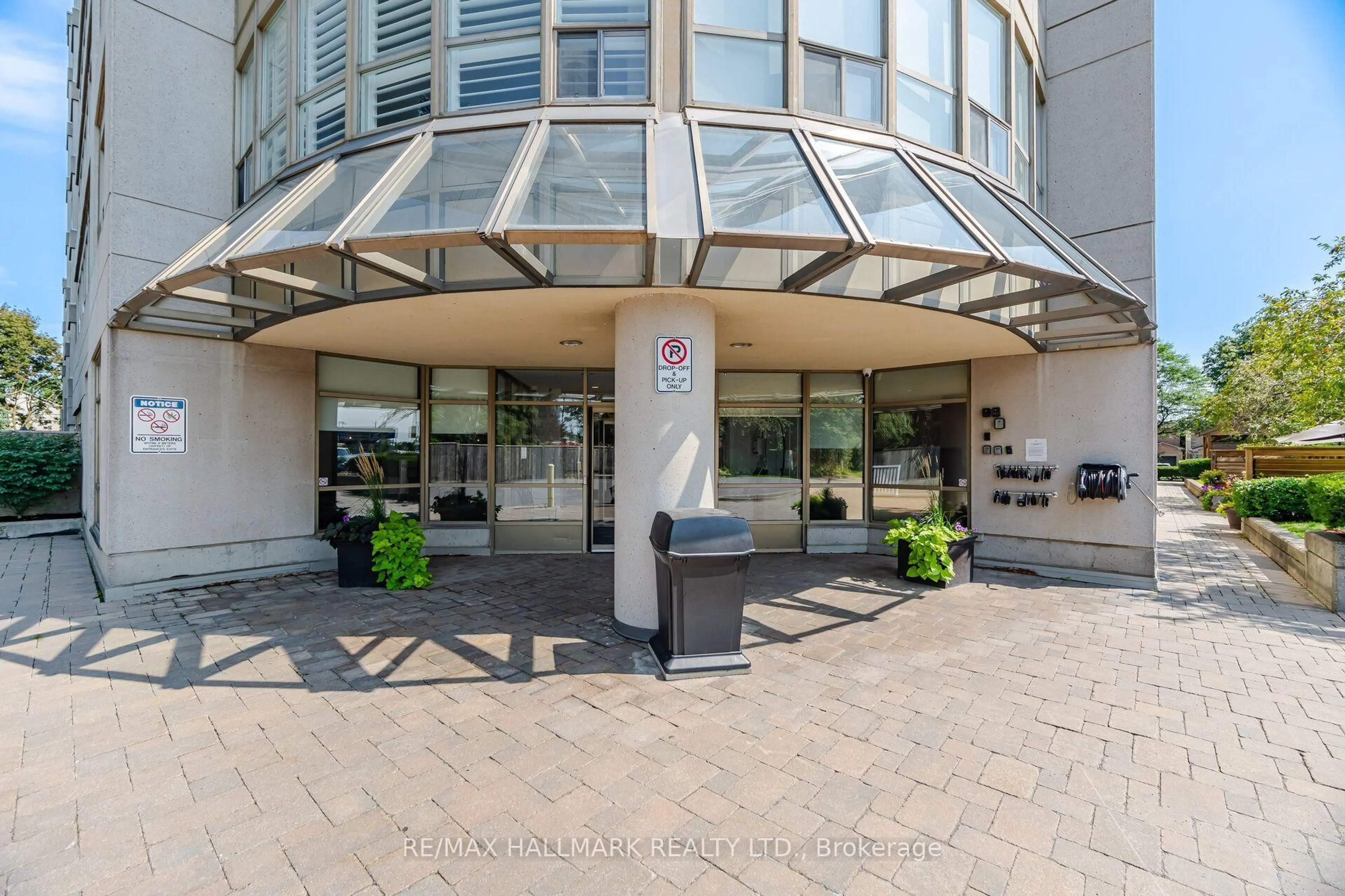 Indoor foyer for 712 Rossland Rd #1005, Whitby Ontario L1N 9E8
